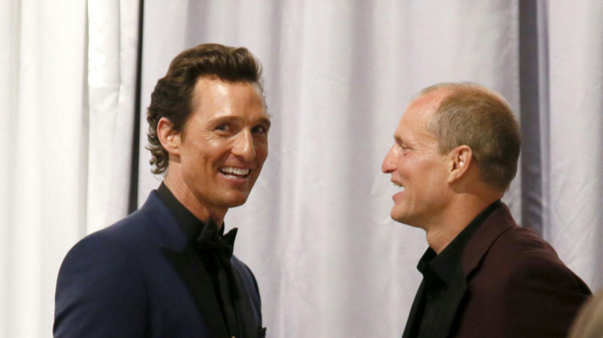Matthew McConaughey afslører, at hans mor i sin tid havde sex med Woody Harrelsons far, og at de to skuespillere derfor muligvis er brødre.