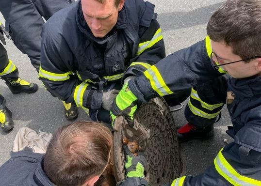 Det lykkedes brandmændende at få egernet fri. 
