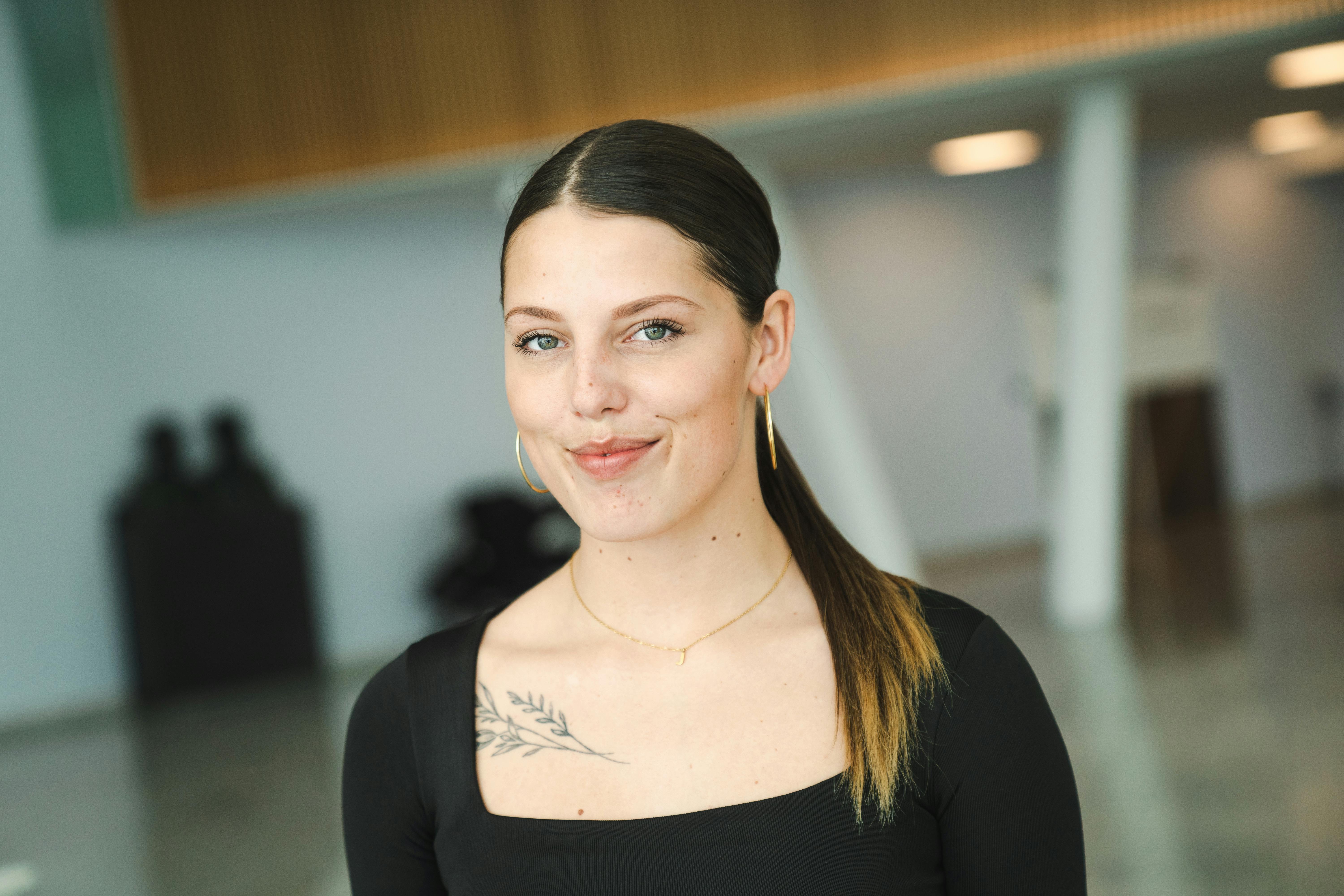 Selv om Josefine og Tobias ikke længere er kærester, taler de stadig sammen.