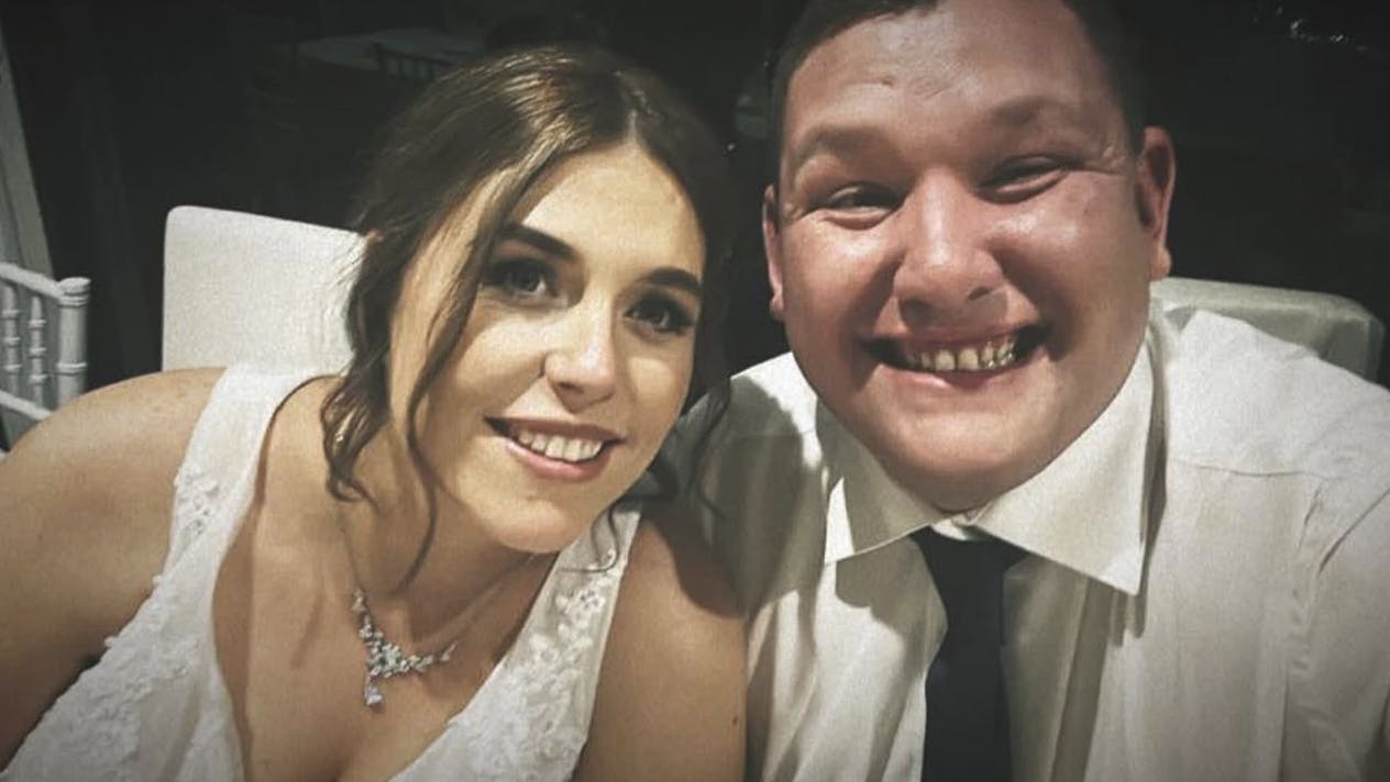 Ifølge et australsk medie havde Steven Tougher, 29, blot været gift i en måned, før han fredag på brutal vis mistede livet. nbsp;