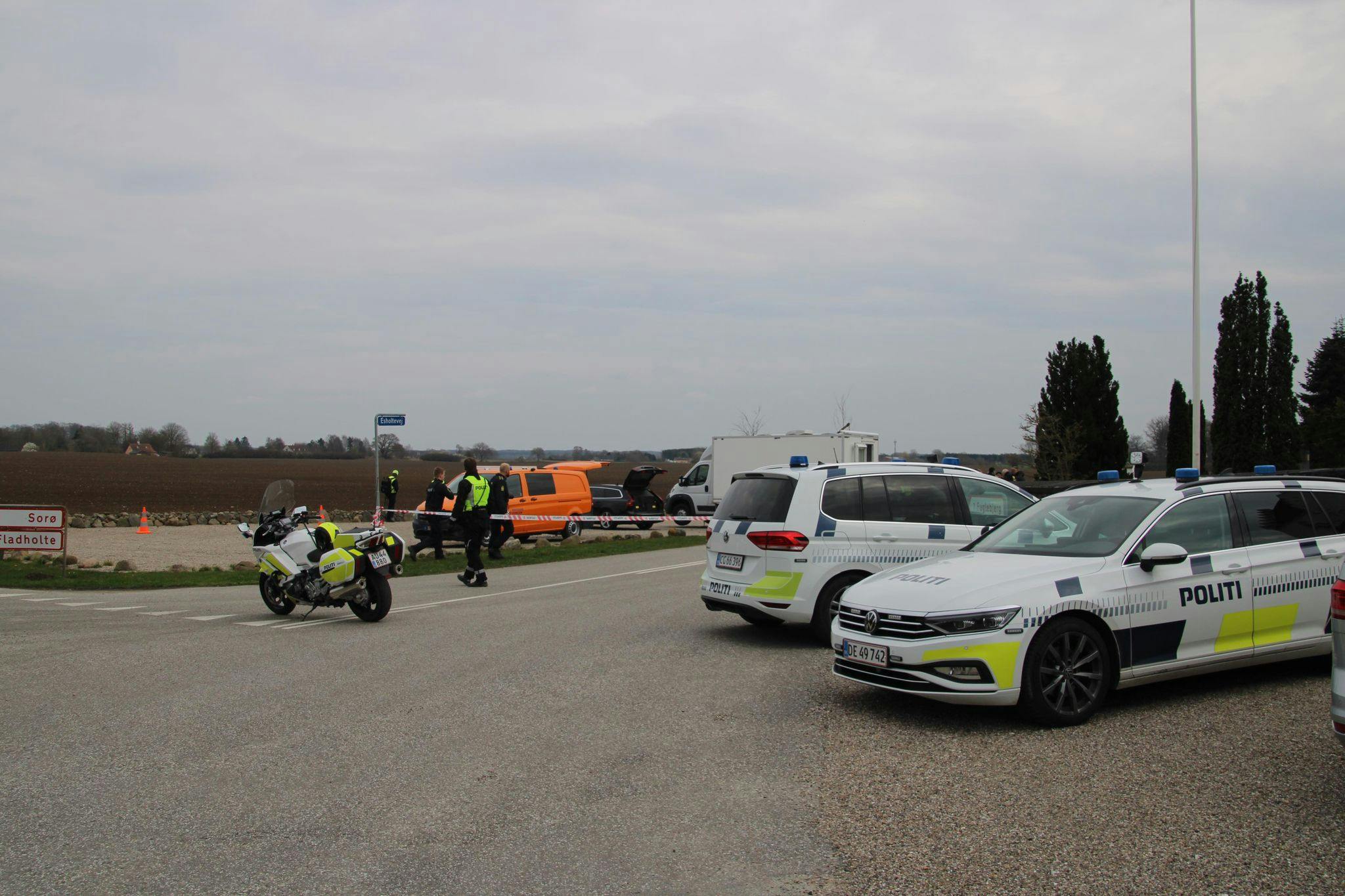 Politiet er lørdag talstærkt til stede i området, hvor pigens ting blev fundet.