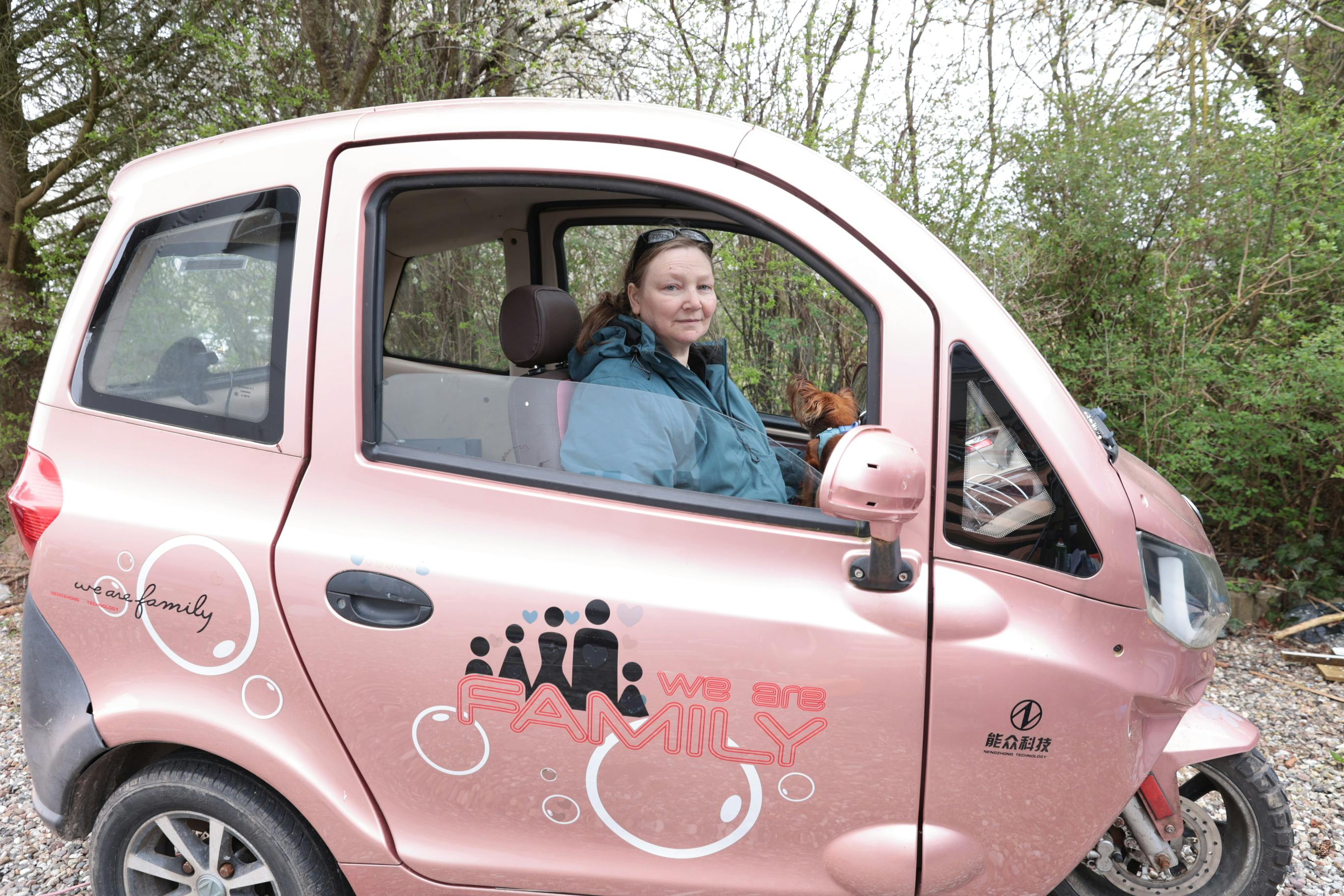 Marie i sin lyserøde kabinescooter. 