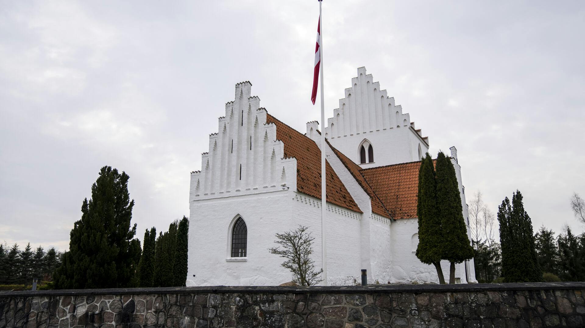 Kirkerup Kirke flagede på helt, da nyheden om den 13-årige pige kom ud.