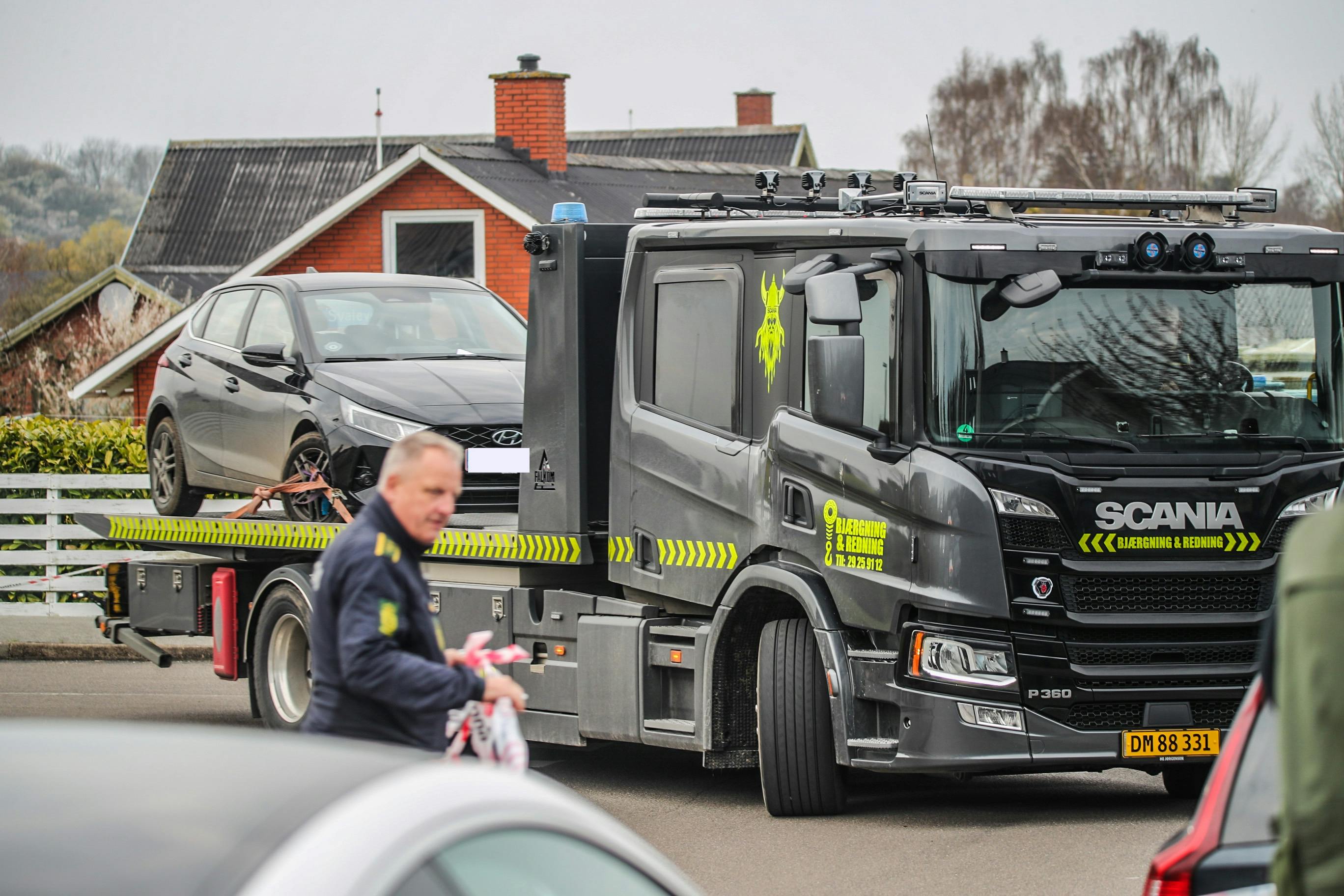Bil fjernes fra villavej i Svnestrup ved Korsør