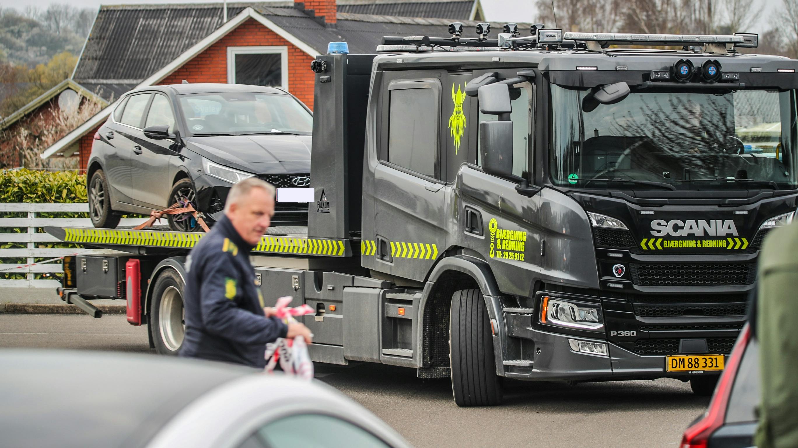 Bil fjernes fra villavej i Svnestrup ved Korsør