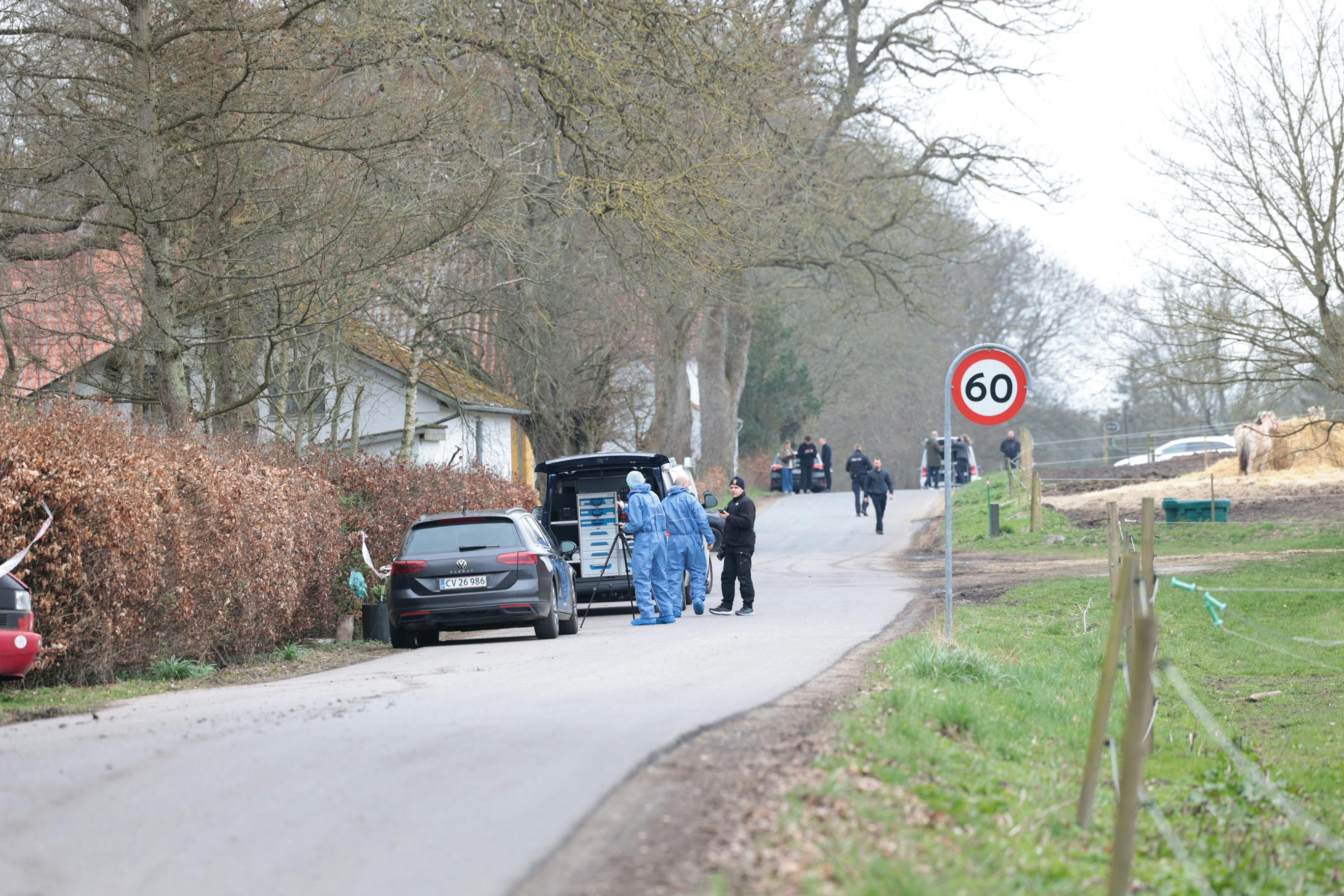 Politiets folk har taget dna-dragter på, så de ikke forurener eventuelle spor på stedet.