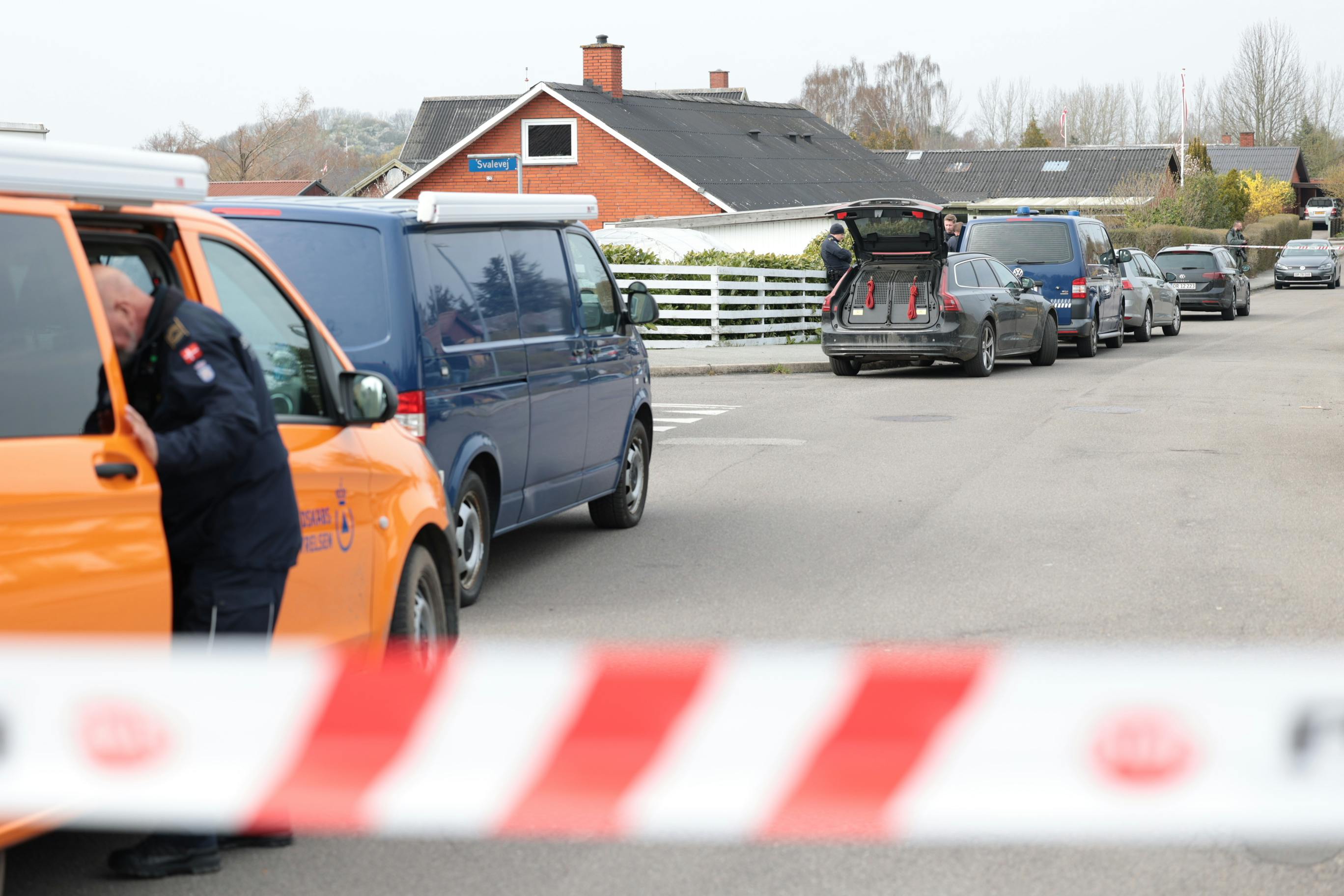 Øjenvidner, der bor på den afspærrede vej, fortæller, at de så pigen blive båret ud af huset.&nbsp;
