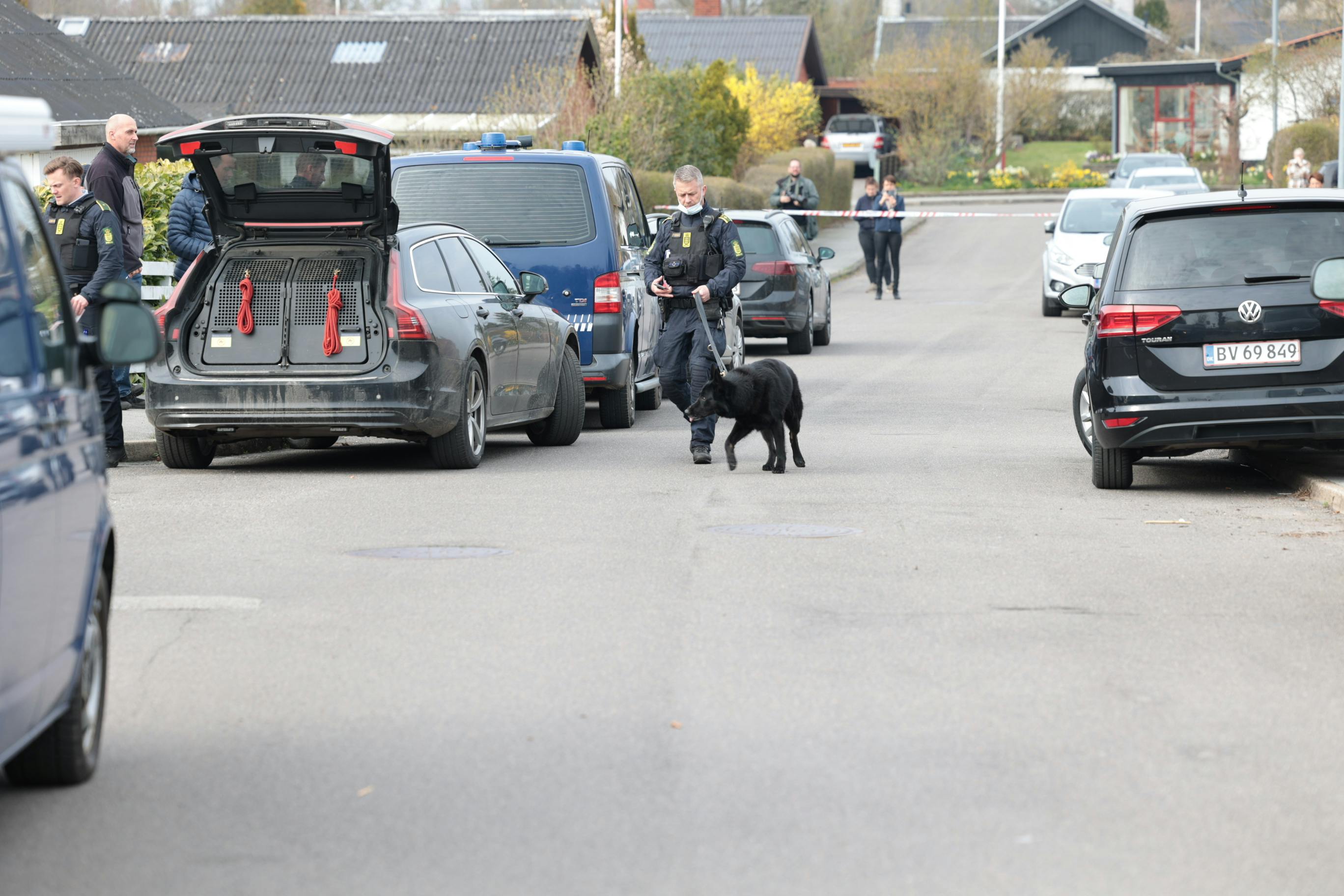 Hunde efterforskede haverne tæt på adressen i Korsør.&nbsp;
