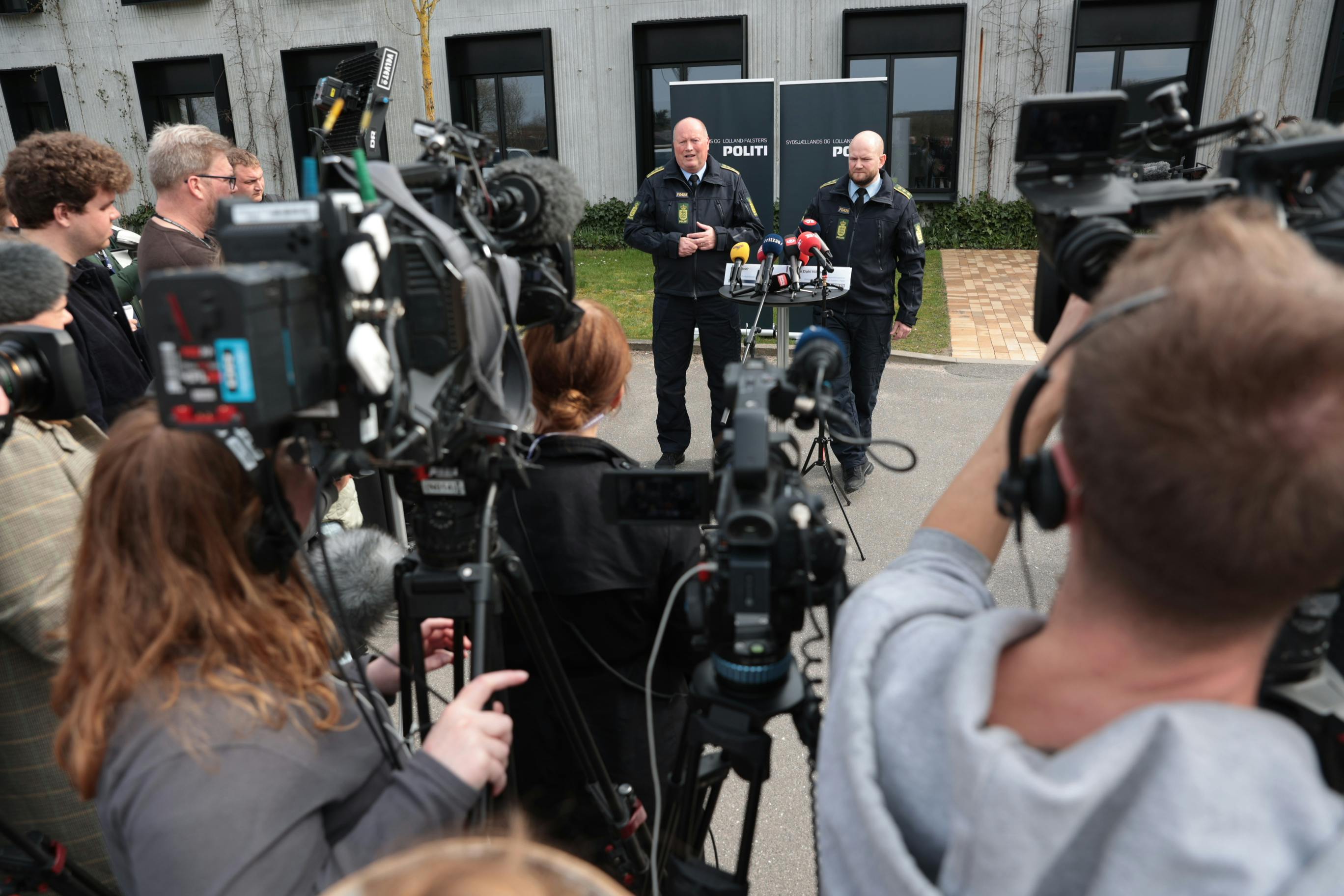 Mere end 25 pressefolk fra Danmark, Norge og Sverige var til stede under pressemødet søndag, hvor politiet kunne fortælle, at pigen var fundet i live.