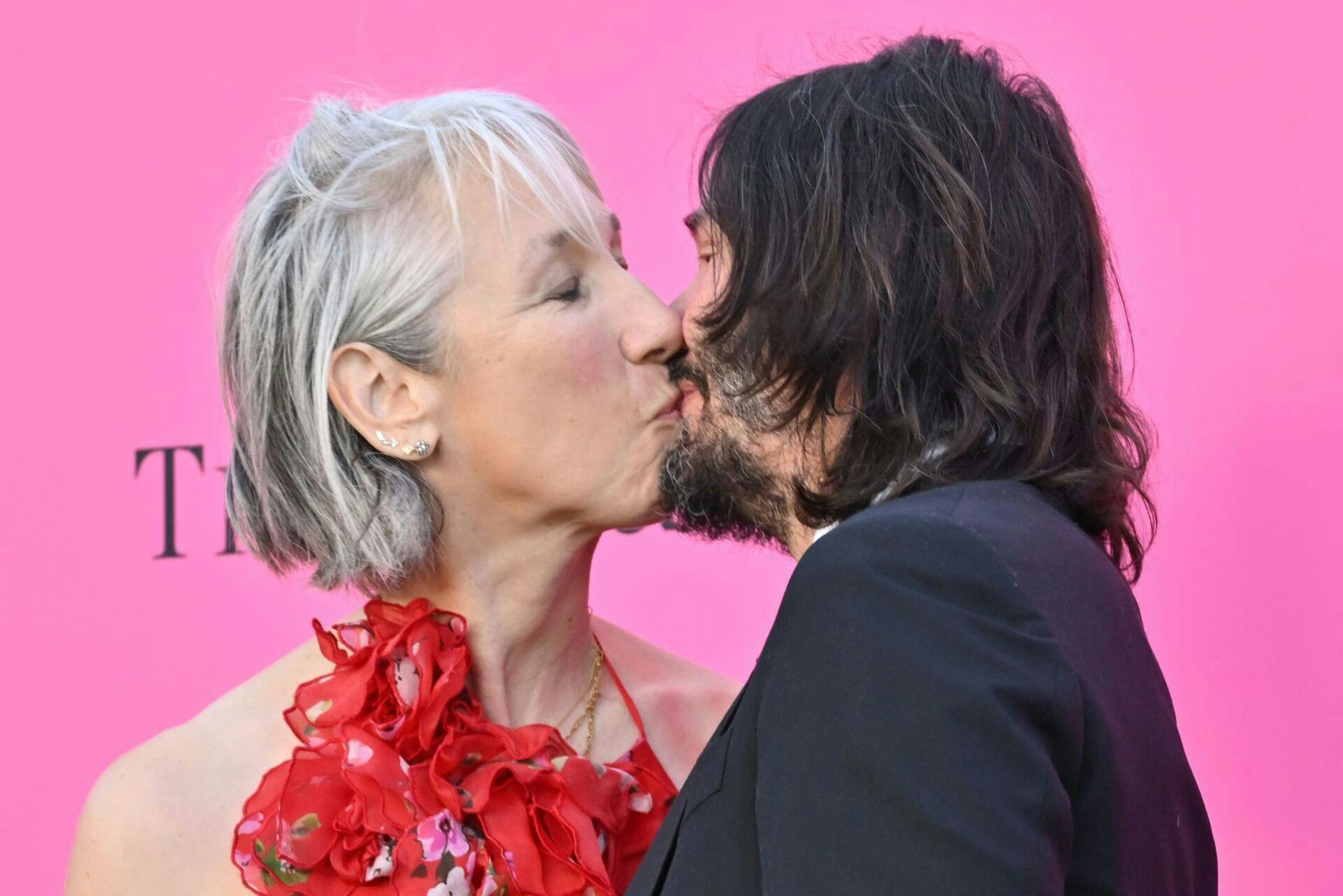 Keanu Reeves kyssede løs på sin kæreste, Alexandra Grant, forleden.