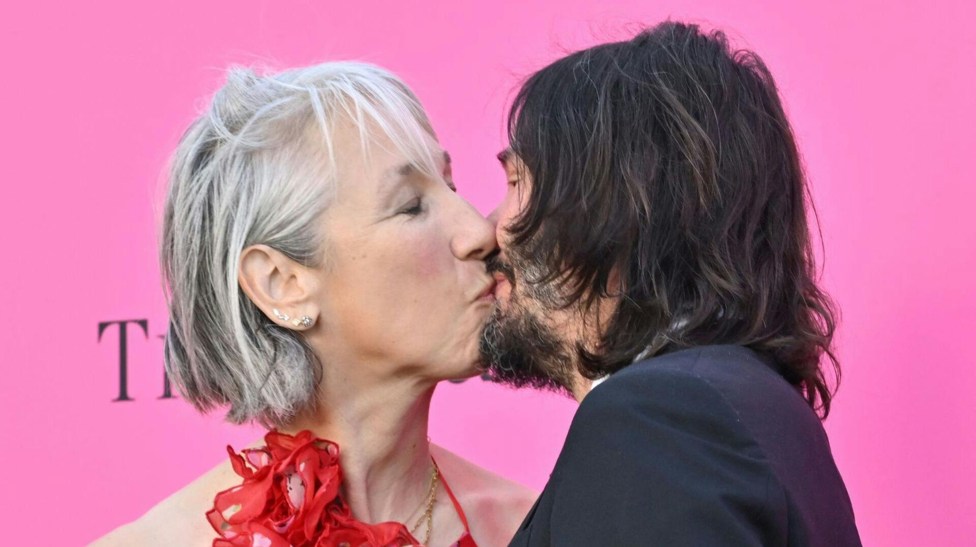 Keanu Reeves kyssede løs på sin kæreste, Alexandra Grant, forleden.