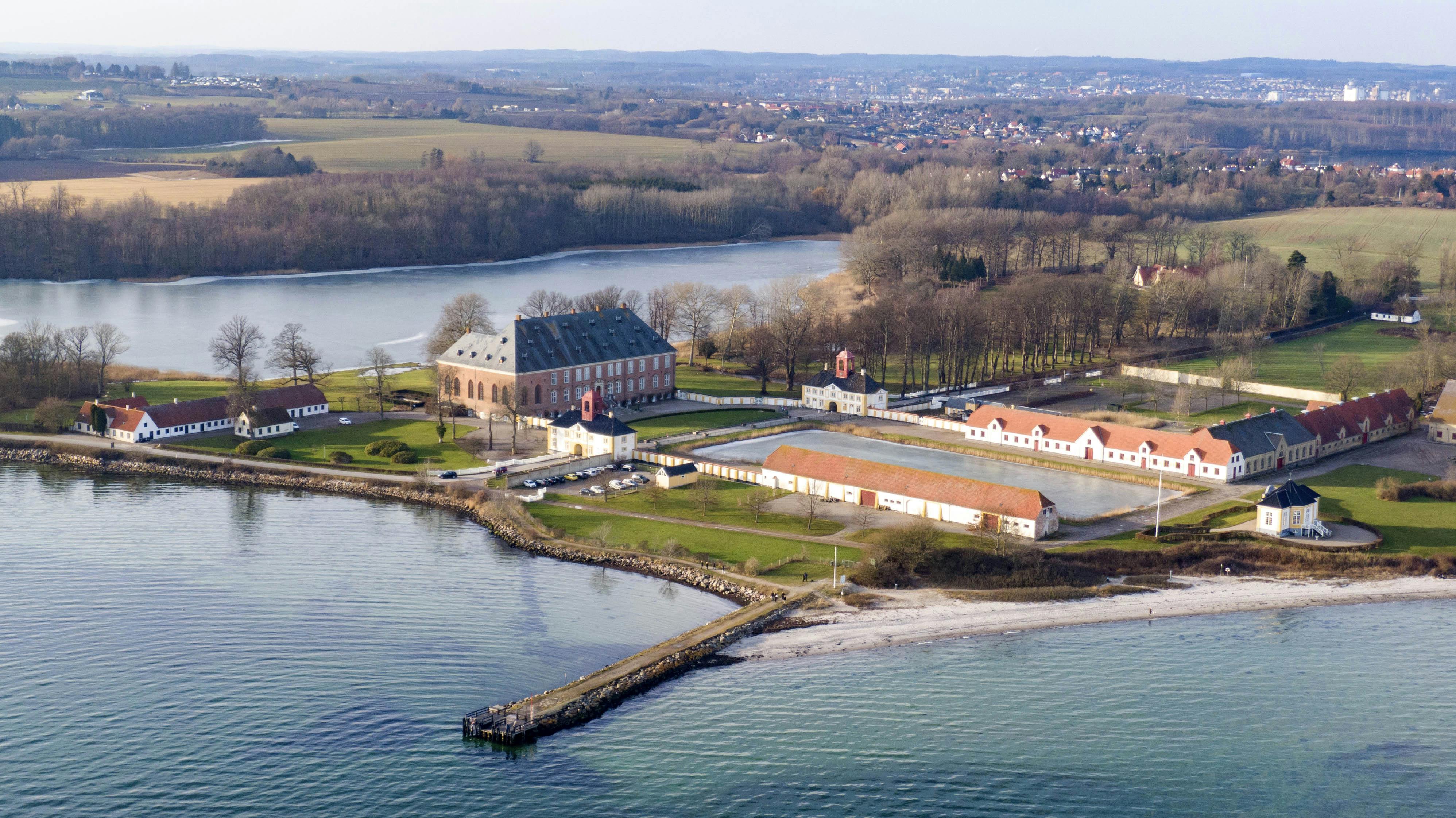 Det er virkelig nogle skønne omgivelser, der omkranser Valdemars Slot på Tåsinge. Inden længe bliver der mulighed for at træne pilates i lensbaronens gamle pragtvilla.