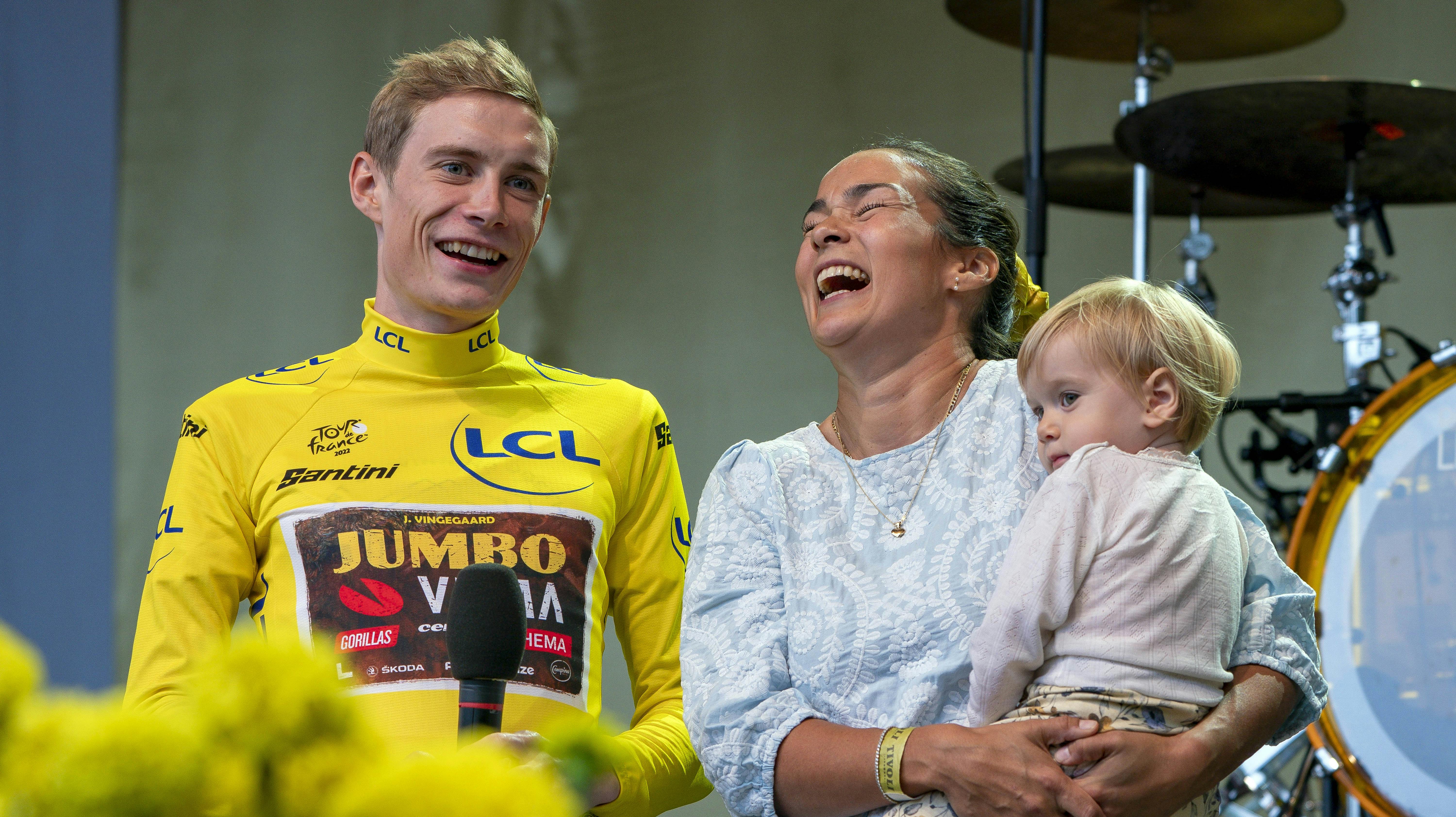 Om Jonas Vingegaard og Trine kan smile og grine over endnu en Tour de France-sejr til sommer vil tiden vise. Den 26-årige dansker gør i hvert fald sit for at være på sit bedste.