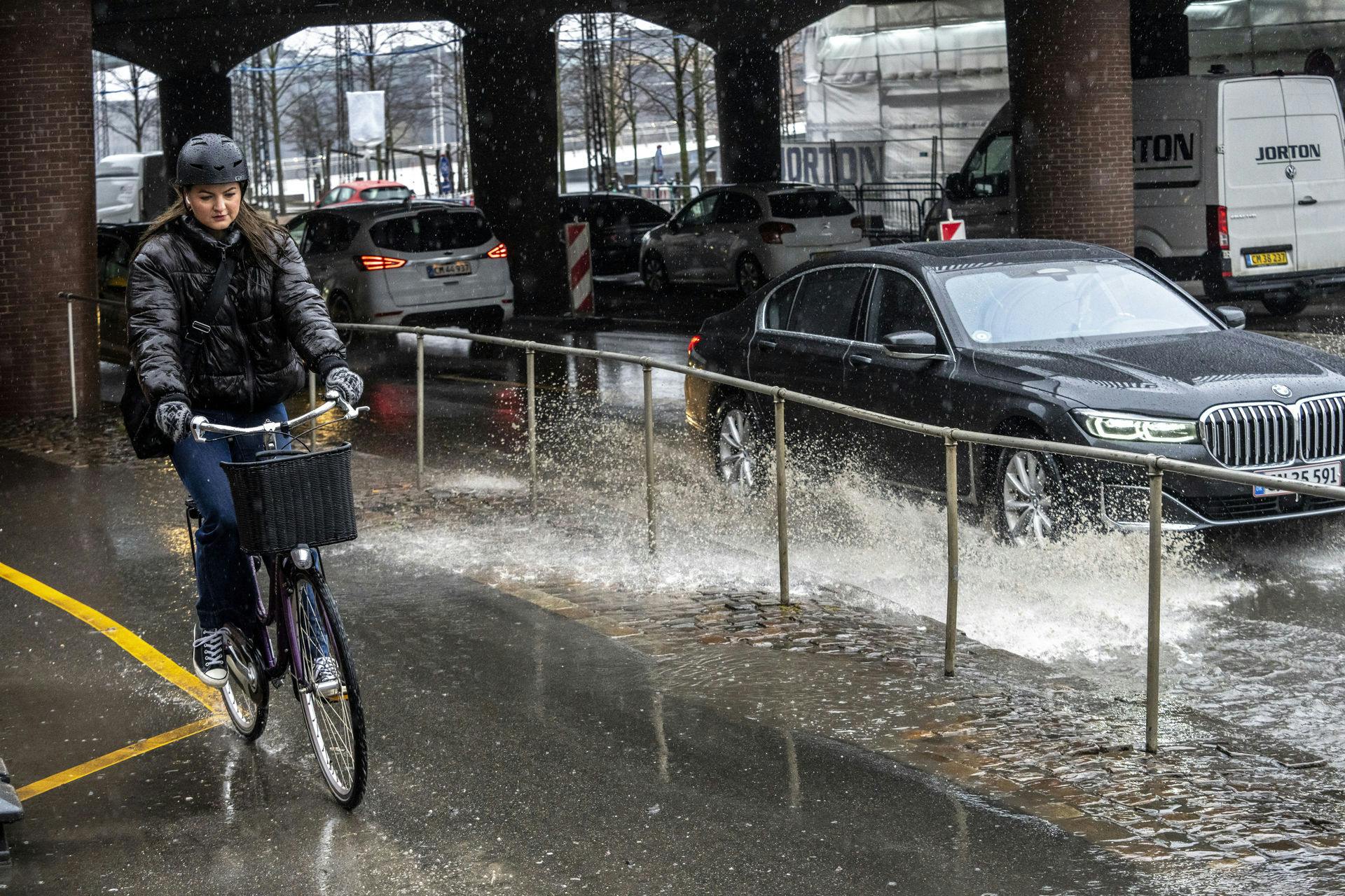 Solen kommer i denne uge, og derfor behøver cyklister ikke længere frygte, at biler kører ind i vandpytter.&nbsp;
