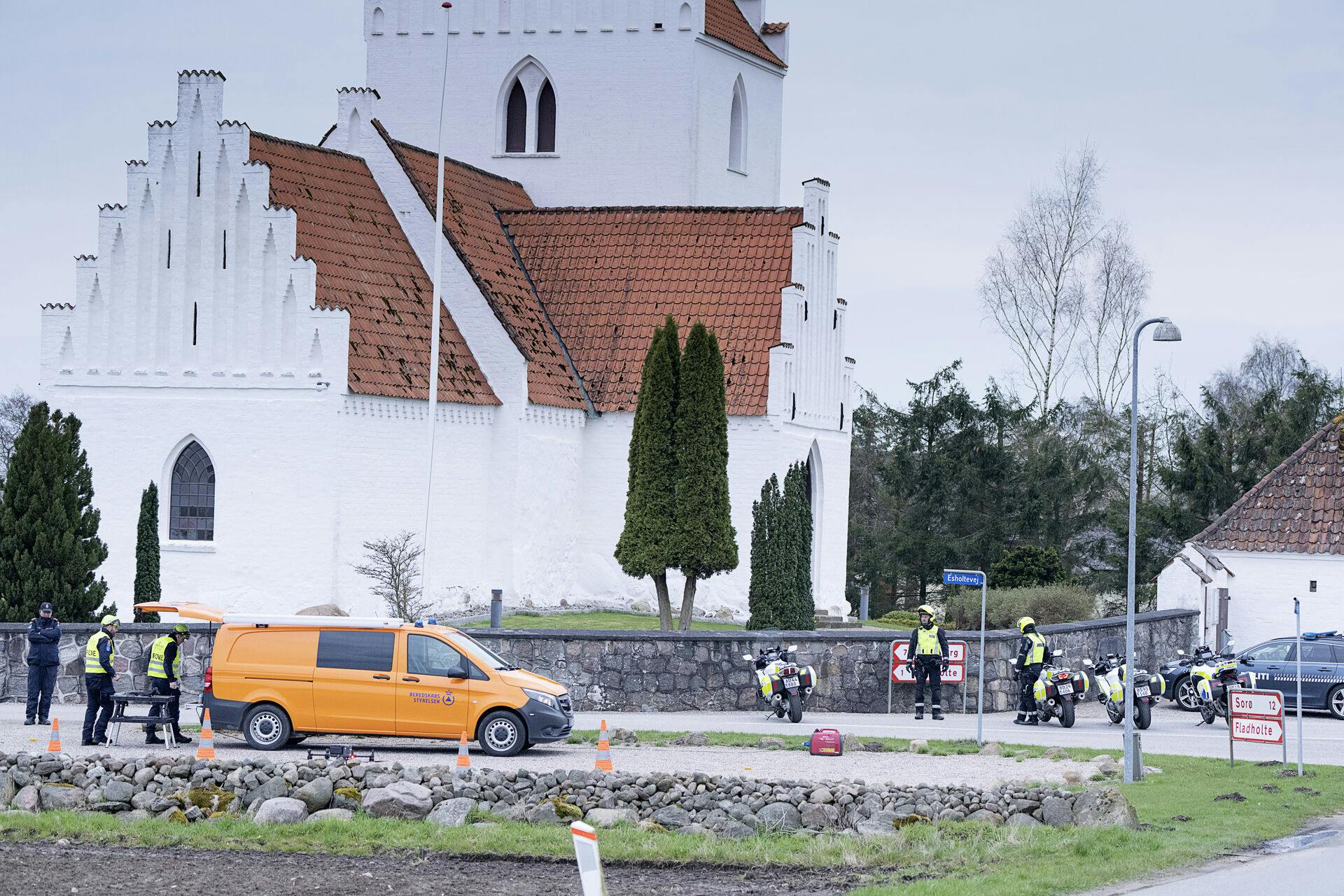 I forbindelse med sagen opsatte politiet en kommandocentral ved kirken. 