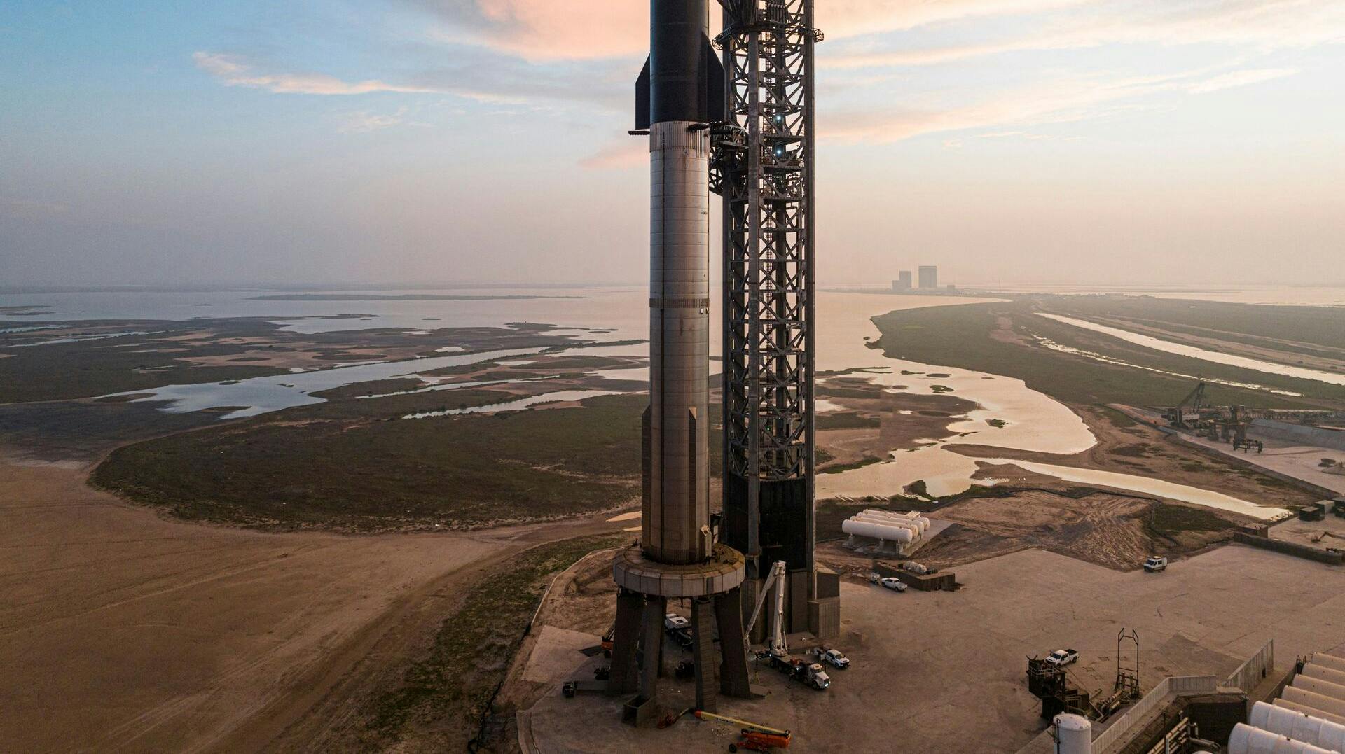 Mandag skal den største raket nogensinde sendes i rummet.