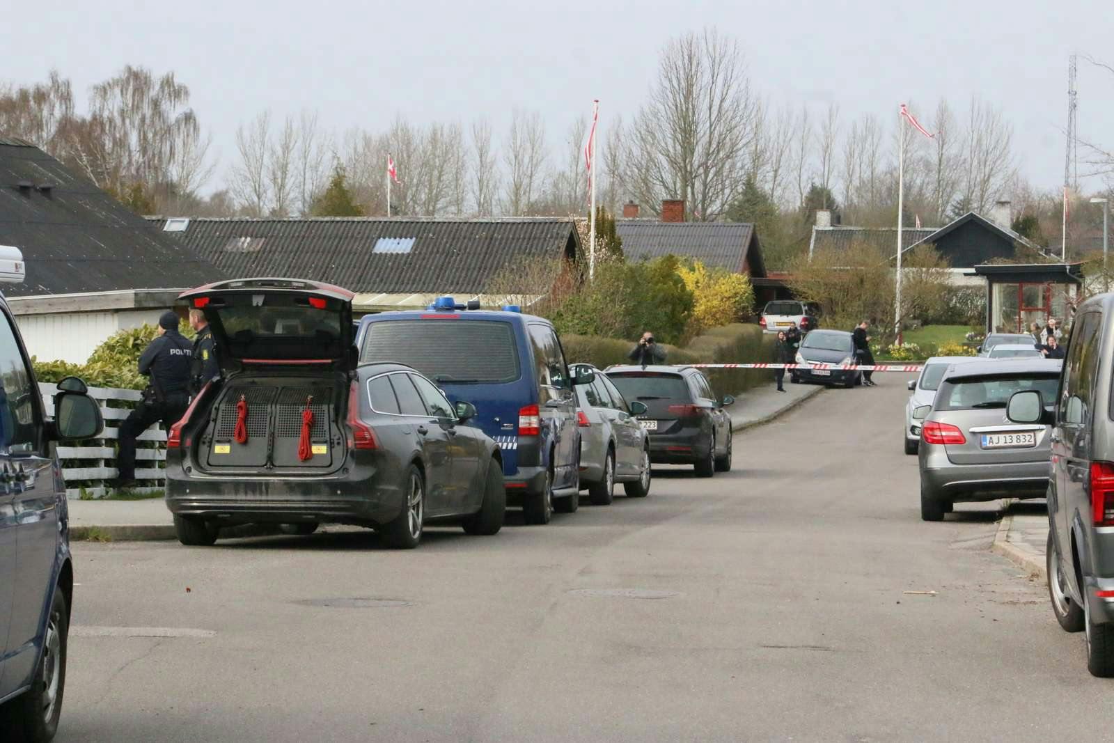 Politi var der pludselig masser af på den ellers stille villavej i Korsør-området søndag eftermiddag. Den 13-årige pige blev fundet efter 27 timers intens eftersøgning - samtidig blev en 32-årig mand anholdt på adressen&nbsp;&nbsp;