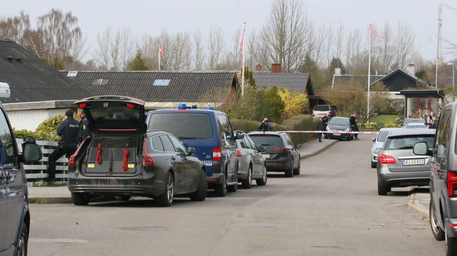 Politi var der pludselig masser af på den ellers stille villavej i Korsør-området søndag eftermiddag. Den 13-årige pige blev fundet efter 27 timers intens eftersøgning - samtidig blev en 32-årig mand anholdt på adressen 