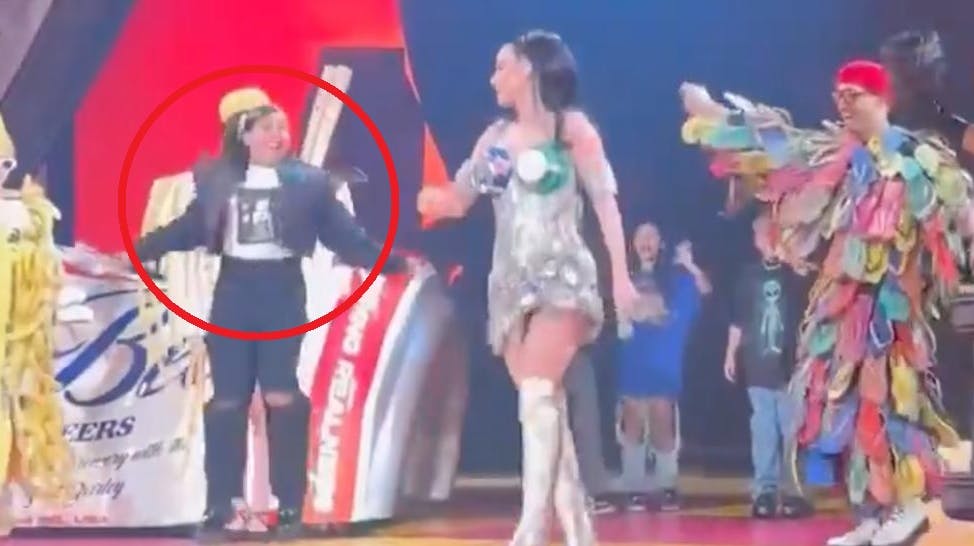 Her giver Kim Kardashians datter, North West, den gas på scenen sammen med Katy Perry.
