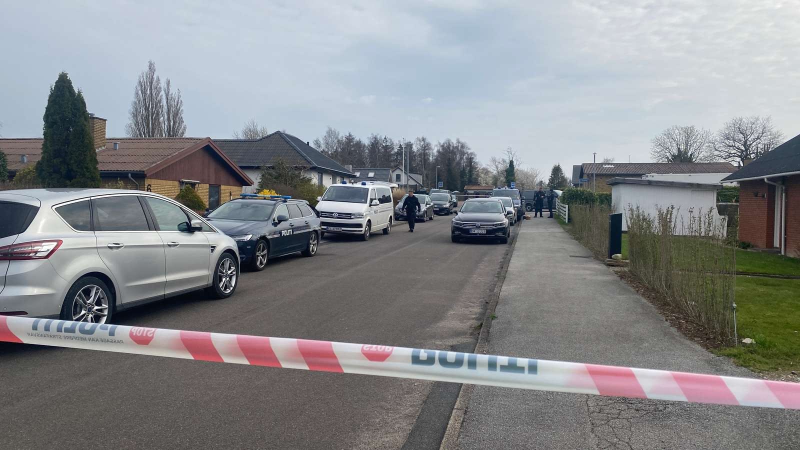 Politiet afspærrede villavejen, hvor Pia bor. Hun fik besked på at træde i baggrunden, før endnu mere politi væltede ind. 