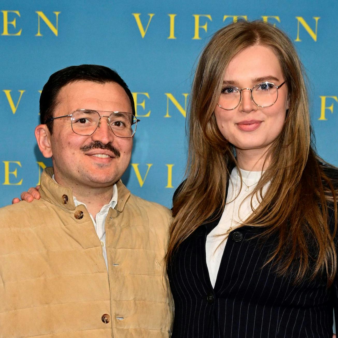 Umut Sakarya og kæresten Johanne Havhøj er ikke helt enige om, hvorvidt han har fået sixpack eller ej ...