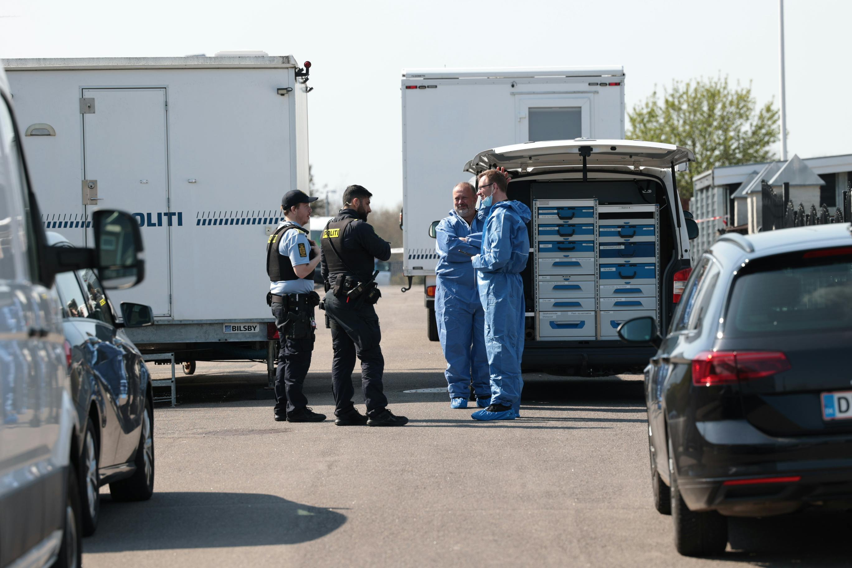 Politiet har nu en teori om, at den 32-årige sigtede har været flere steder med pigen. 