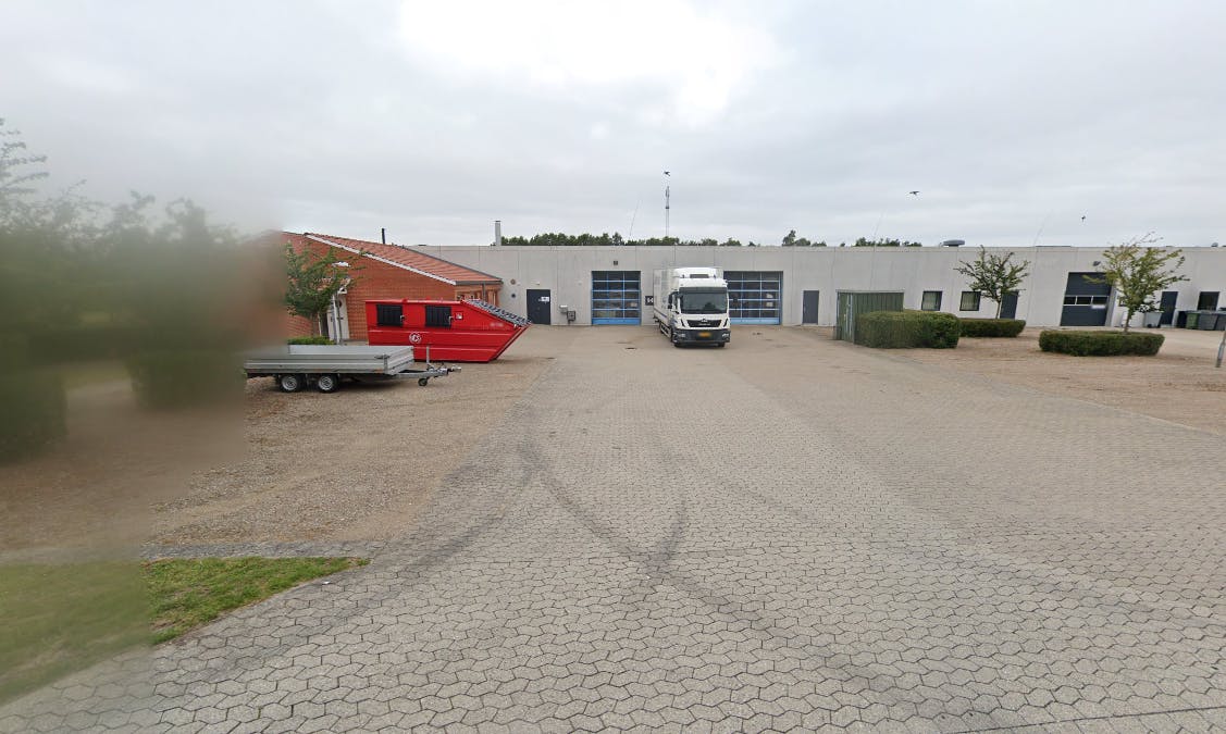 Alt tyder på, at den 32-årige først kørte pigen til en lagerbygning på den arbejdsplads i Sorø, hvor han har arbejdet som sælger de sidste fem år.