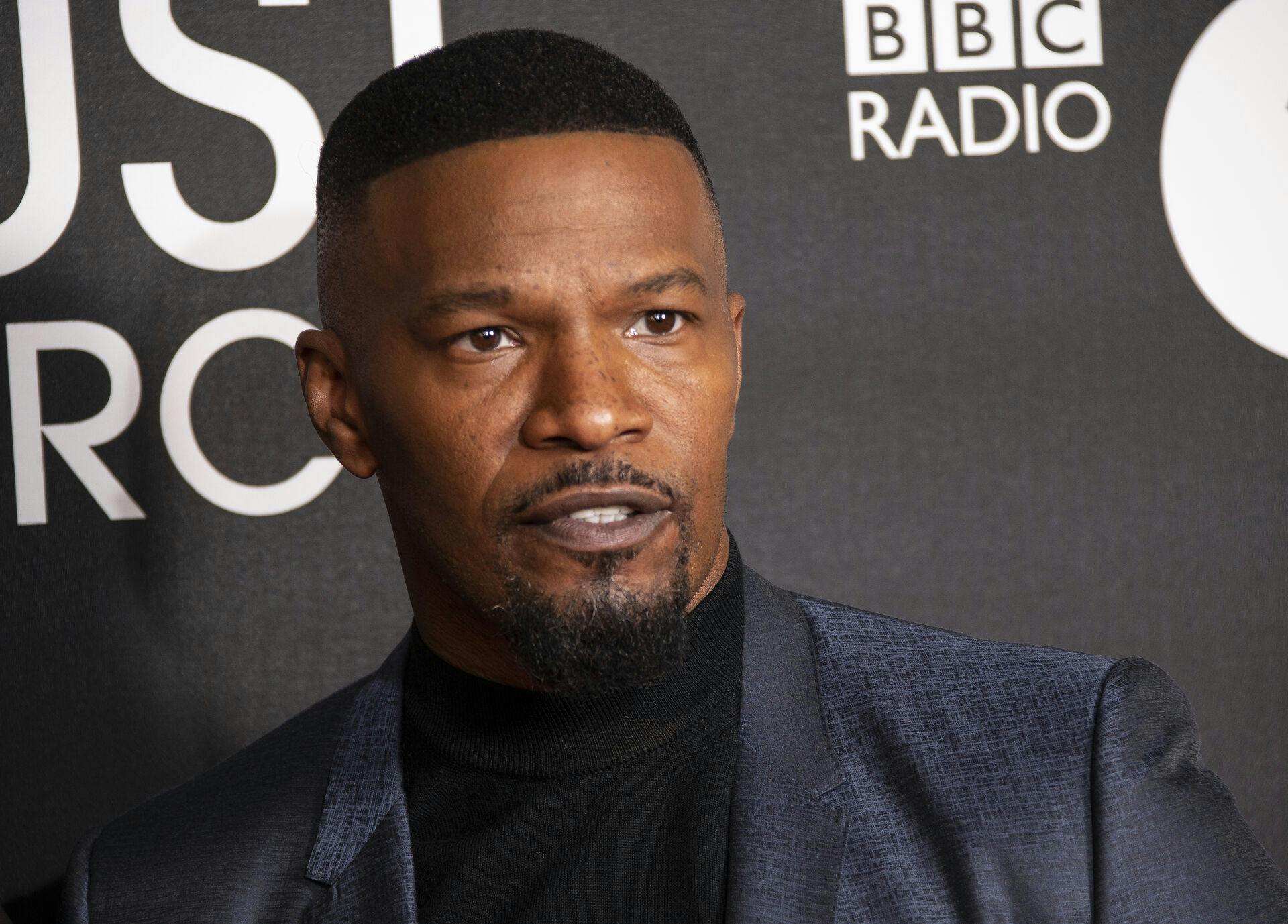 Jamie Foxx er stadigvæk indlagt på hospitalet som følge af uforklarlige helbredsproblemer.
