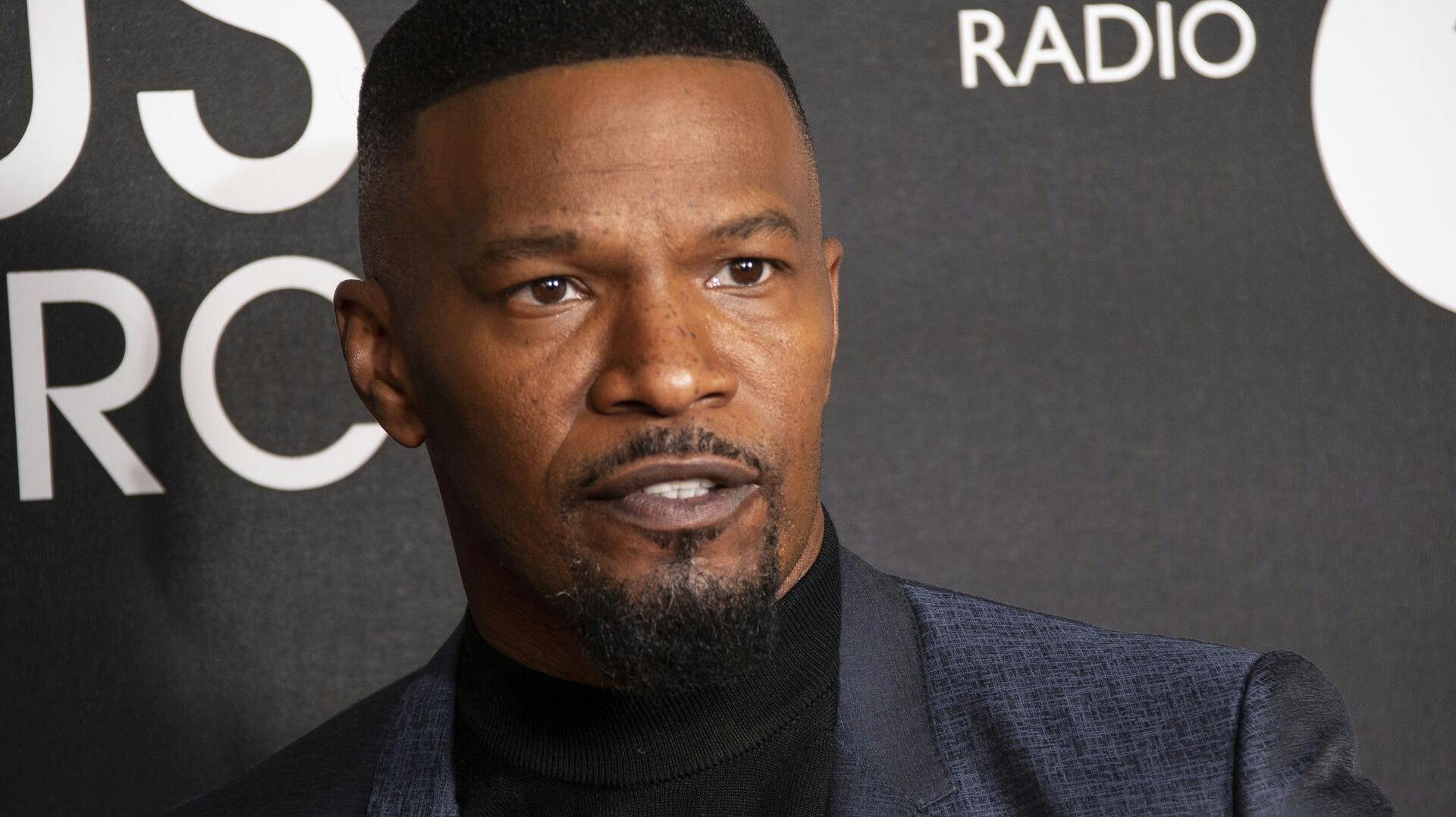 Jamie Foxx er stadigvæk indlagt på hospitalet som følge af uforklarlige helbredsproblemer.