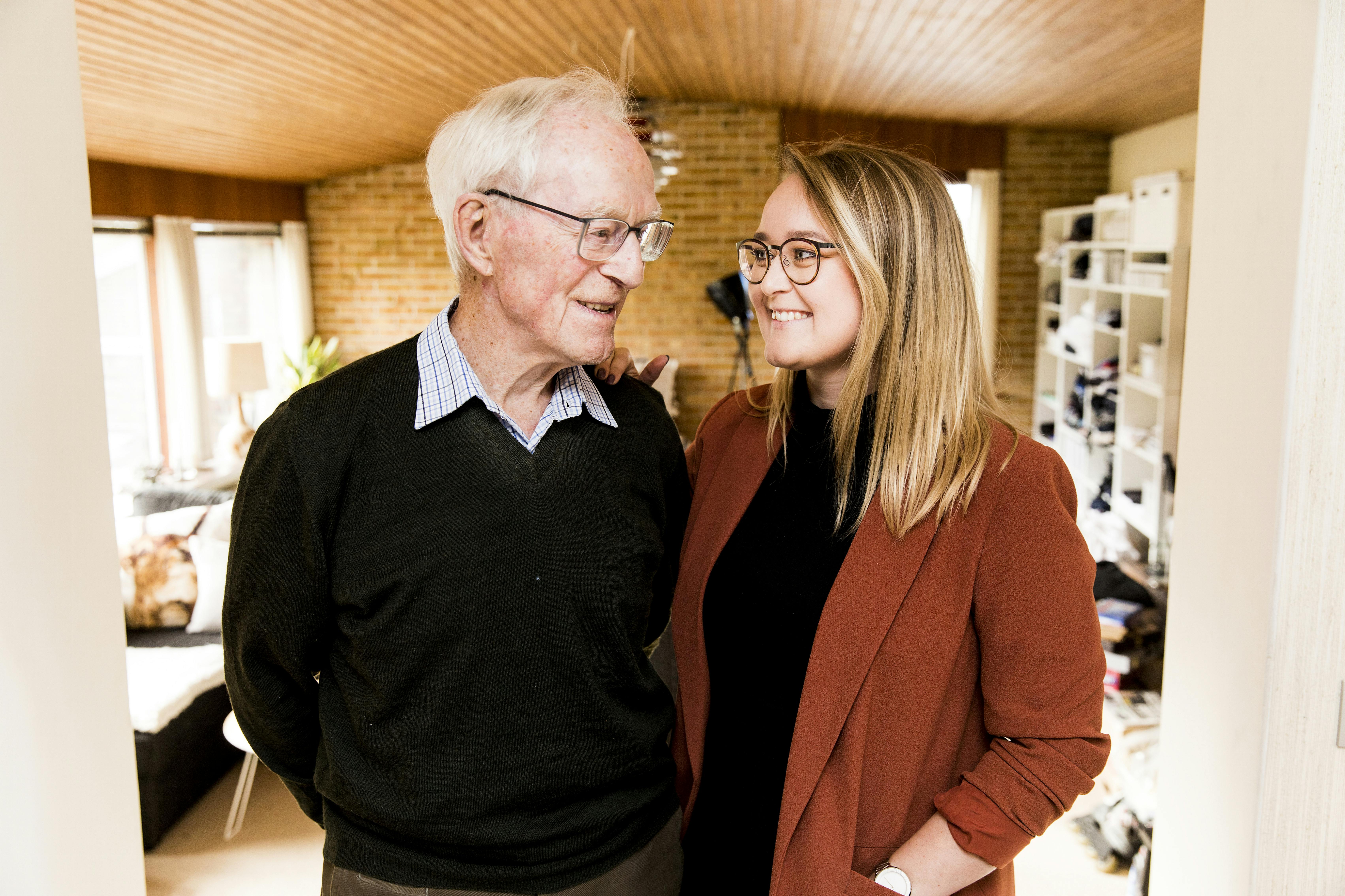 Isabella Alberte Hedeager flyttede som 25-årig sammen med sin 66 år ældre morfar, Svend Aage.
