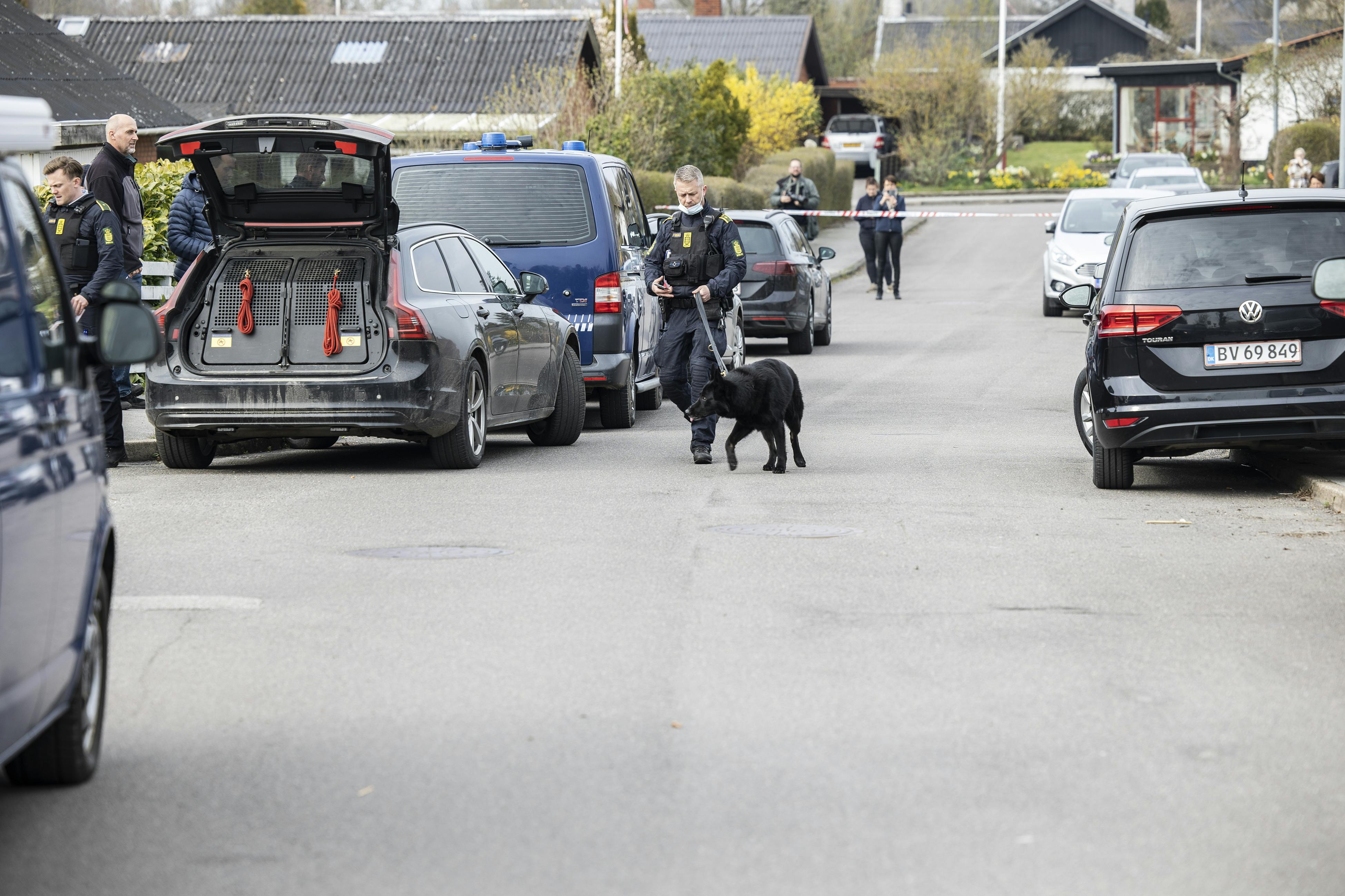 Fasteren kan ikke lade være med at følge med i sagen, selvom det er svært at forstå, hendes nevø kunne finde på at gøre så frygtelige ting, som der står i medierne.&nbsp;
