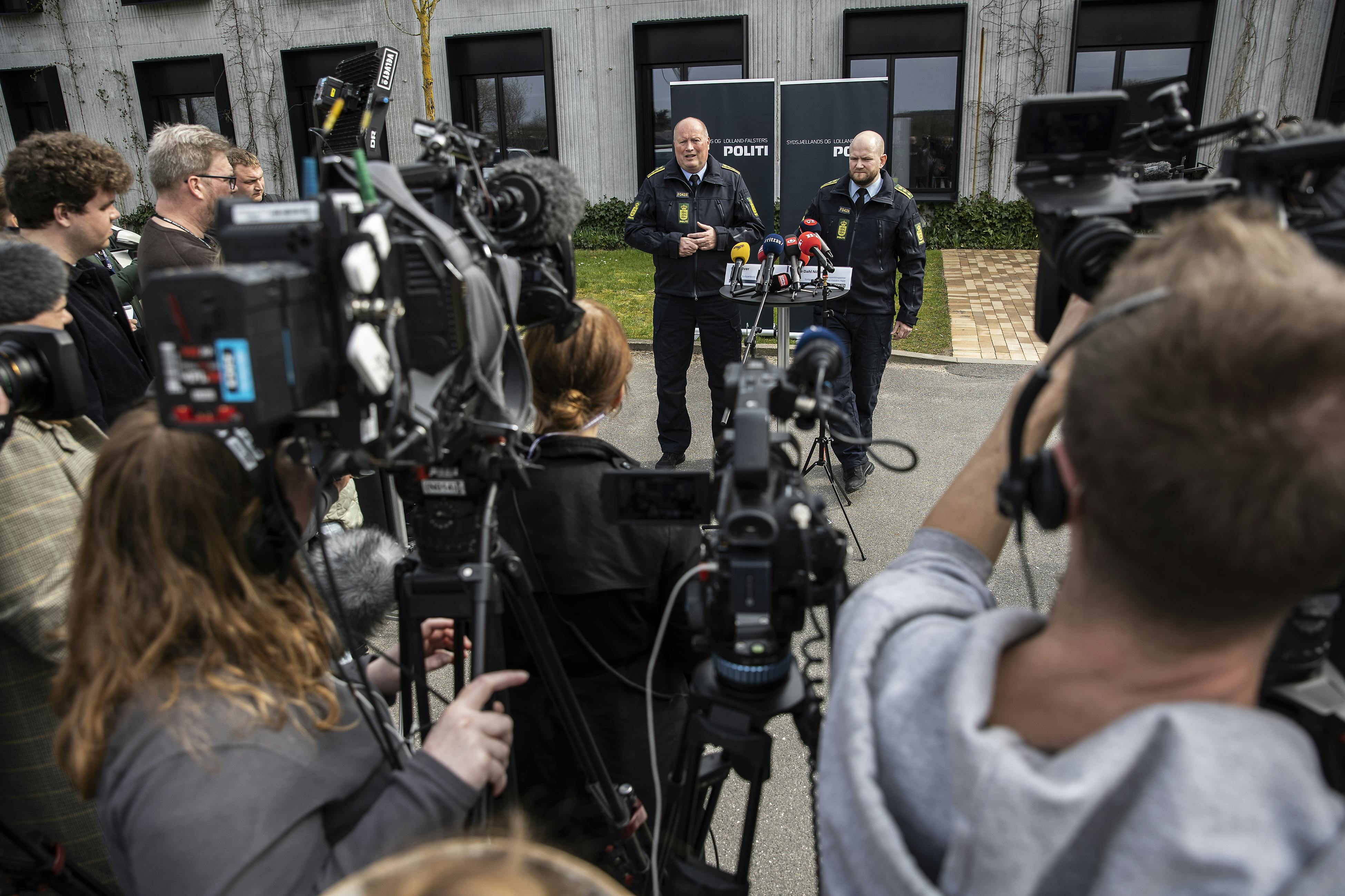 Det var to bevægede politifolk, der søndag kunne meddele danskerne, at 13-årige pige var blevet fundet i live.
