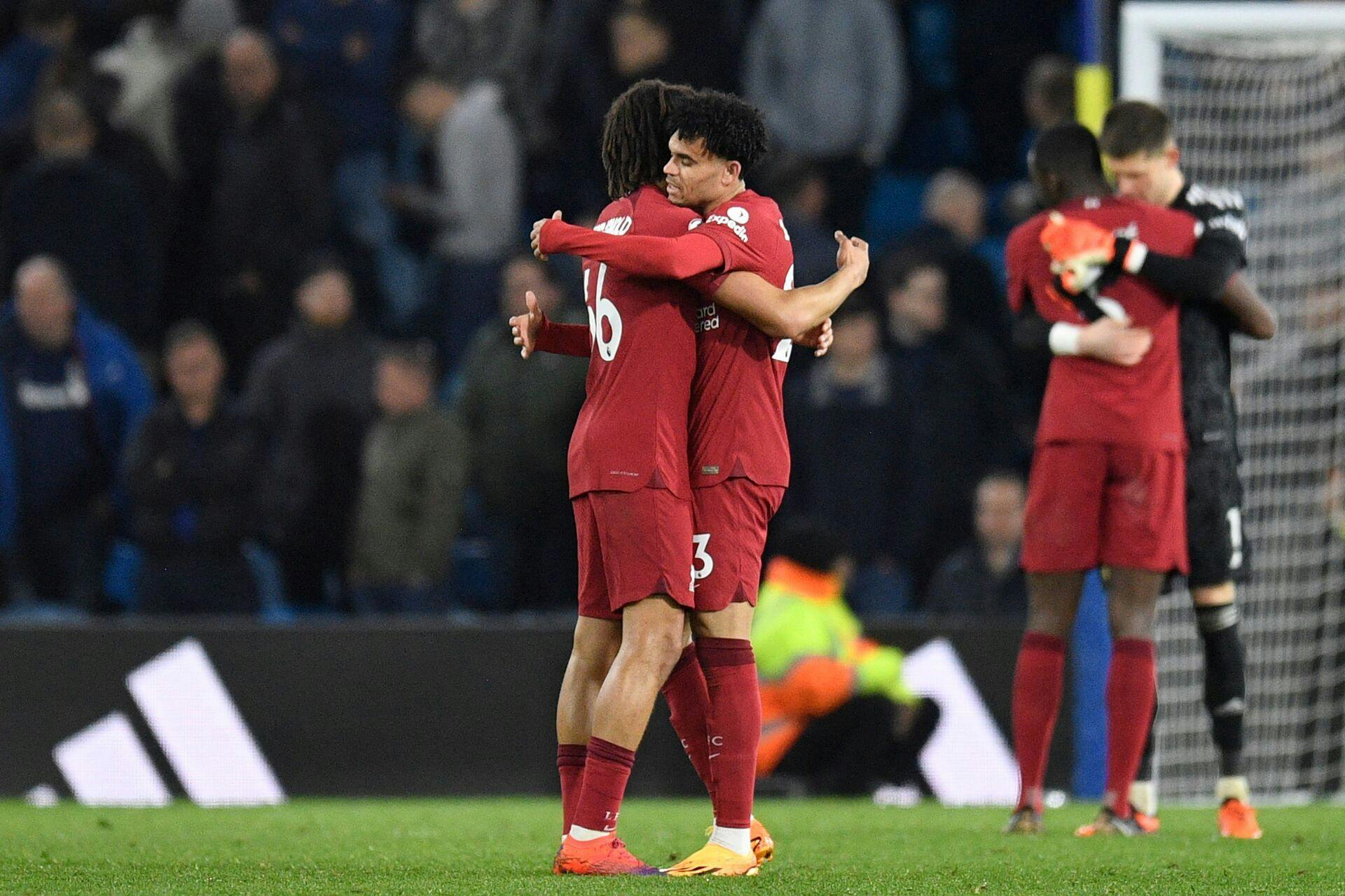 Trent Alexander-Arnold omfavner holdkammeraten Luiz Diaz efter kampen.