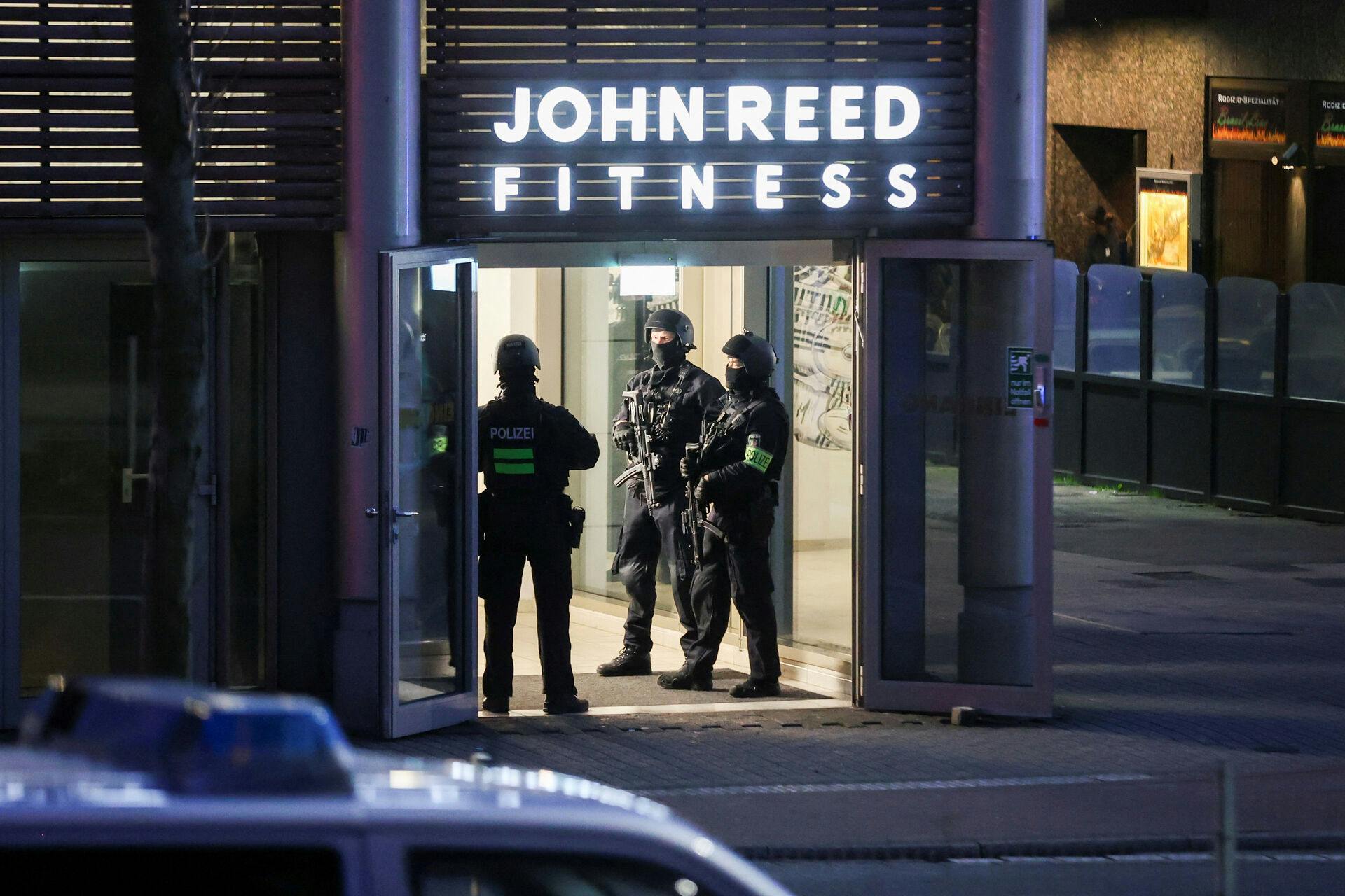 Specialstyrker og over 100 politifolk sat ind efter knivangreb i tysk fitnesscenter. Flere er alvorligt såret.