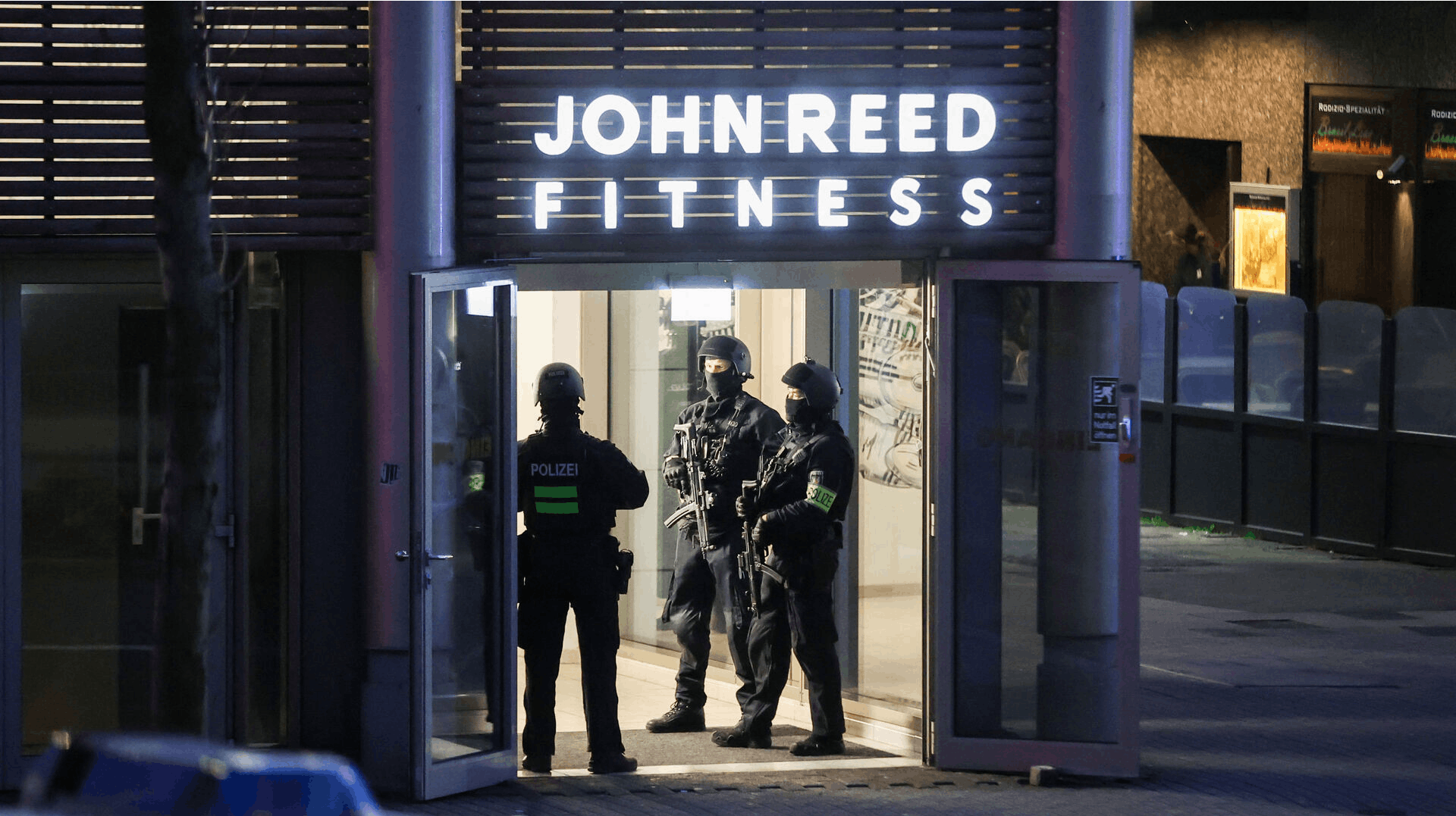 Specialstyrker og over 100 politifolk sat ind efter knivangreb i tysk fitnesscenter. Flere er alvorligt såret.