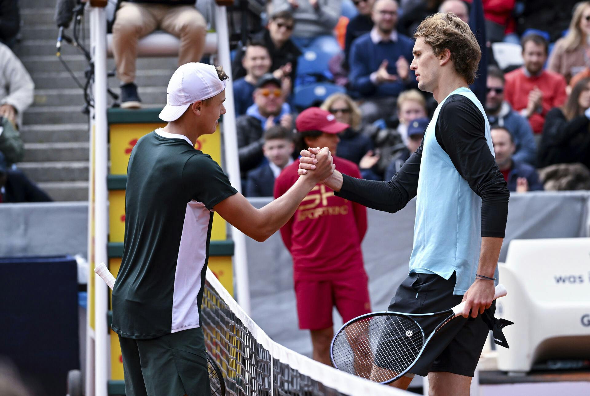 Holger Rune og Alexander Zverev siger tak for kampen ved nettet.

