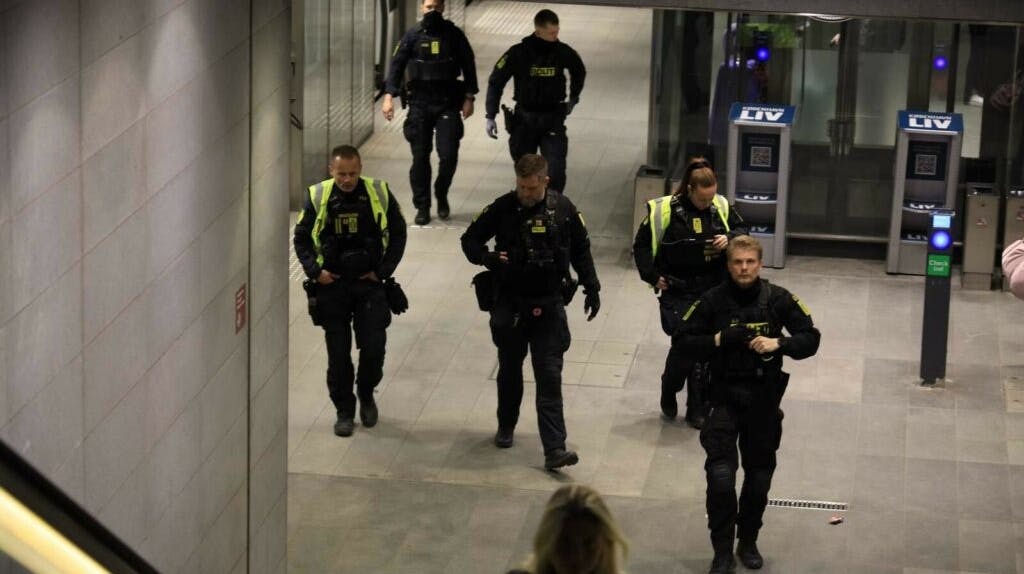 En "mistænkelig person" har tirsdag aften sat gang i en større politiaktion flere steder i København.