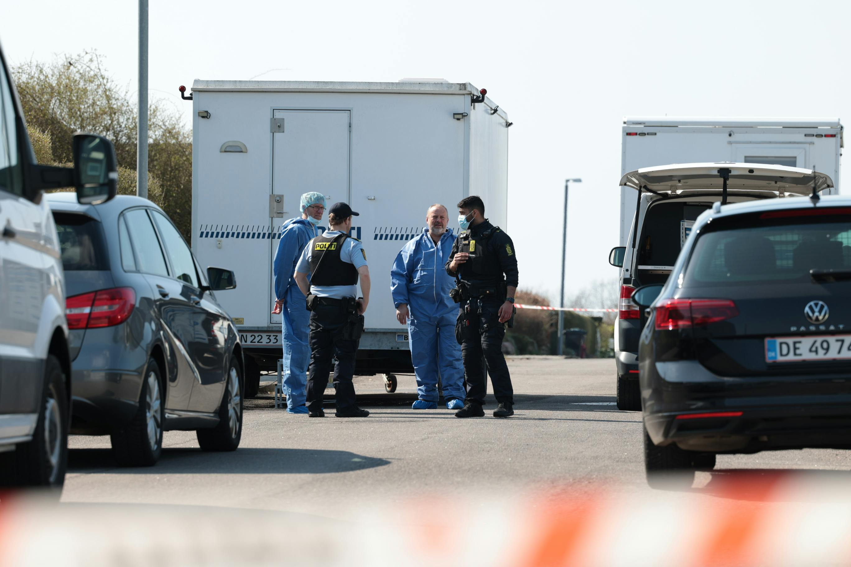 Politiet arbejdede mandag eftermiddag fortsat på den adresse i Korsør, hvor den 13-årige søndag blev fundet.
