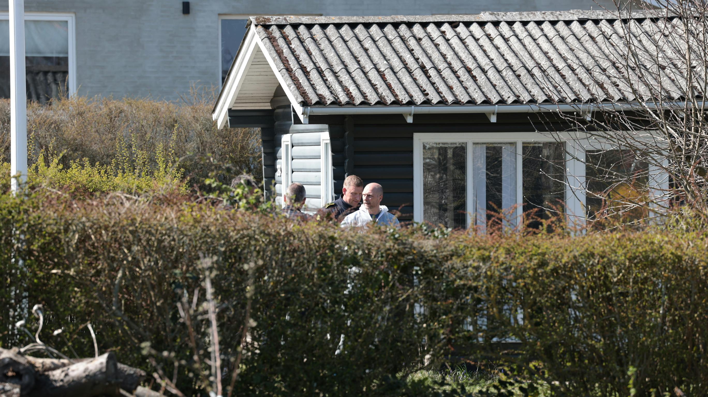 Ifølge SE og HØRs udsendte, undersøger politiet lige nu haven omkring huset, hvor pigen blev fundet 