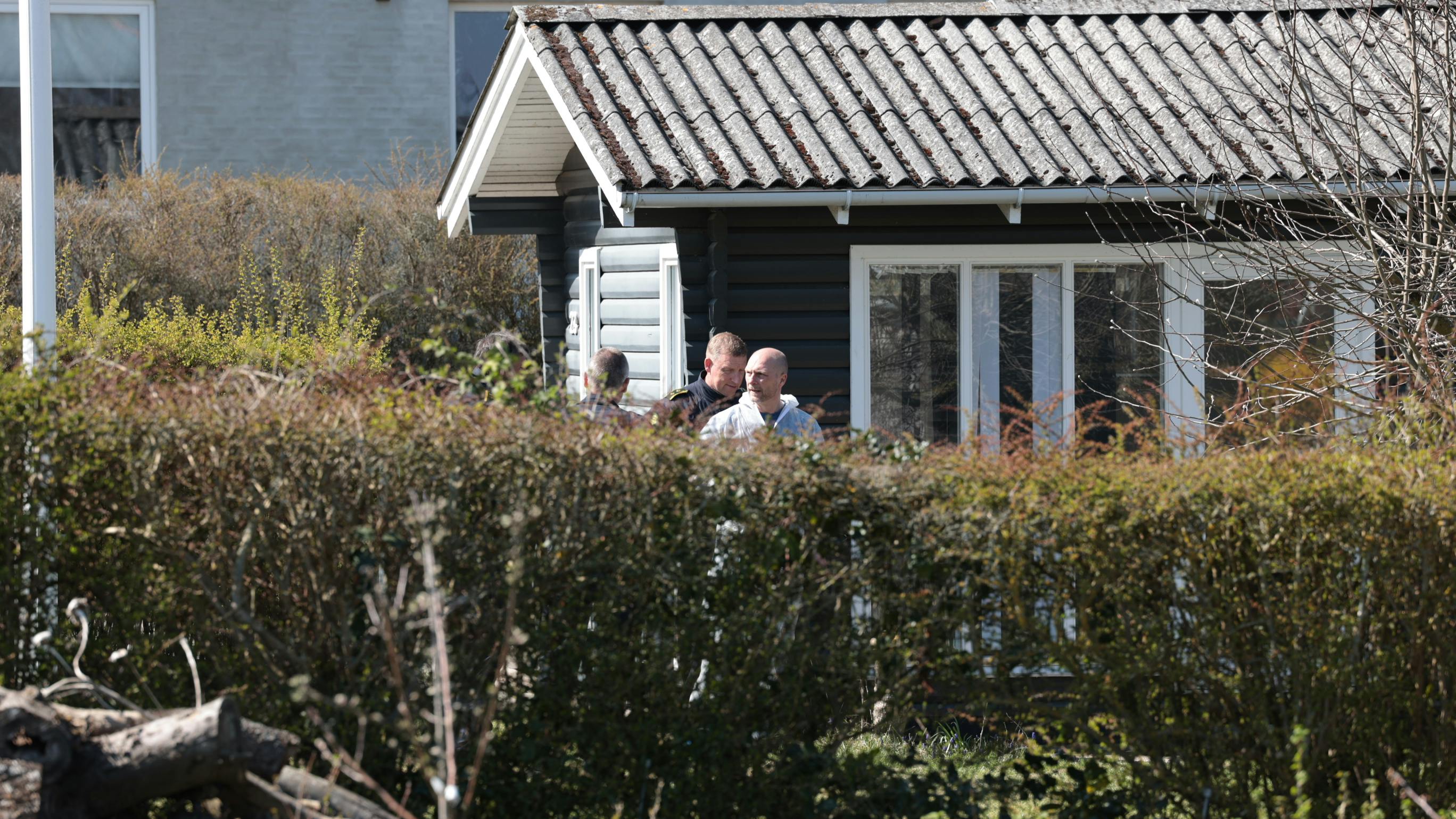 Ifølge SE og HØRs udsendte, undersøger politiet lige nu haven omkring huset, hvor pigen blev fundet 