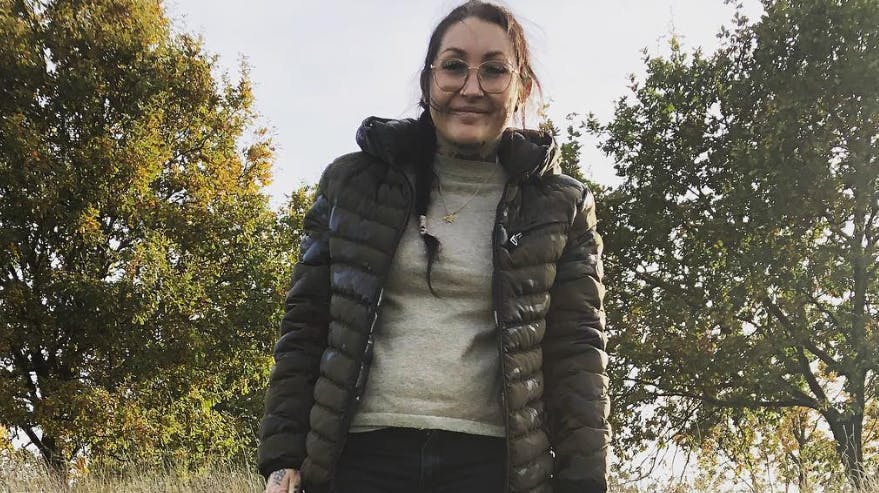 Fie Nielsen opfordrer til, at man ikke deler oplysninger om den anholdte i Filippa-sagen. Hun gjorde nemlig det samme i Mia-sagen, og det har kostet hende mange penge.