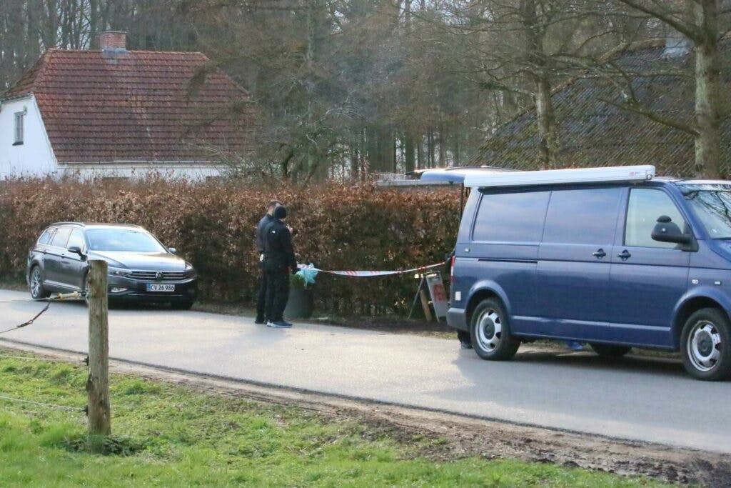 Søndag formiddag afspærrede politiet en ejendom på Fladholtevej i forbindelse med sagen. Det viste sig dog at være et blindspor. 