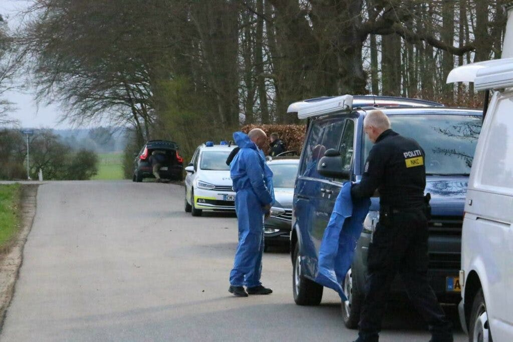 Søndag formiddag afspærrede politiet en ejendom samt et skovstykke på Fladholtevej. Det viste sig dog at være blodige høns, der havde ledt politiet i den retning. 