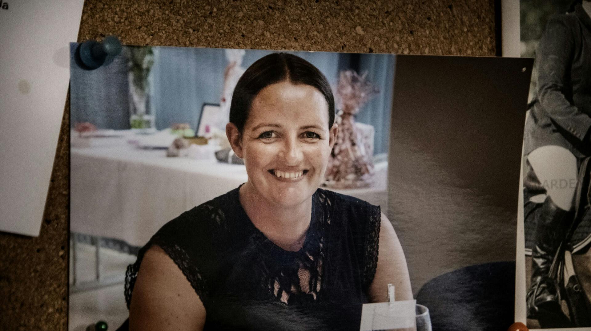 Iben Salling Syrik blev 38 år gammel. 9. december 2019 blev hun fundet død i et spabad i familiens sommerhus. Nu er retssagen startet mod hendes 45-årige eksmand, som et tiltalt for drabet.