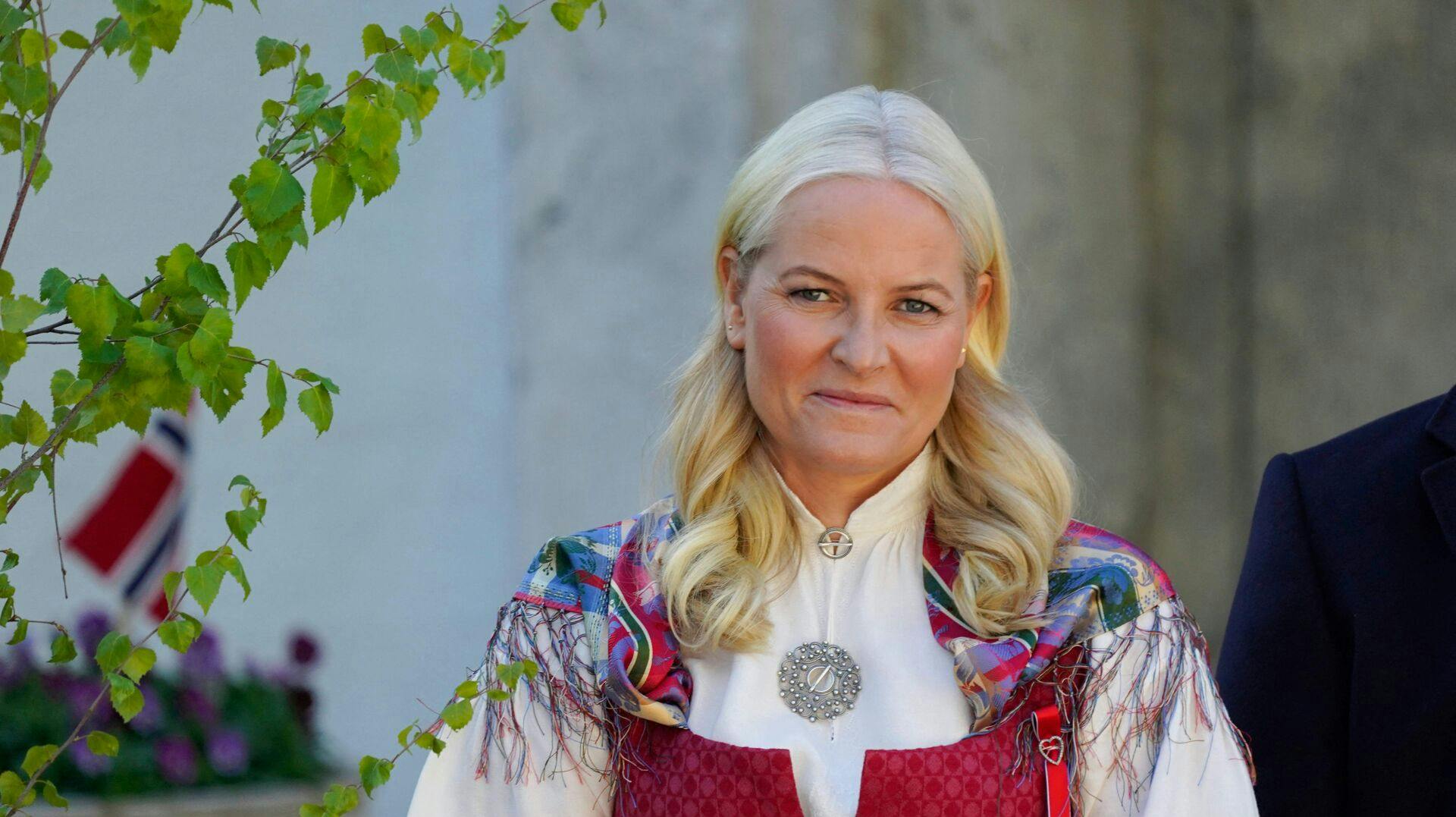 Kronprinsesse Mette-Marit har måtte blive hjemme, mens hendes mand er i Kautokeino i Nordnorge.