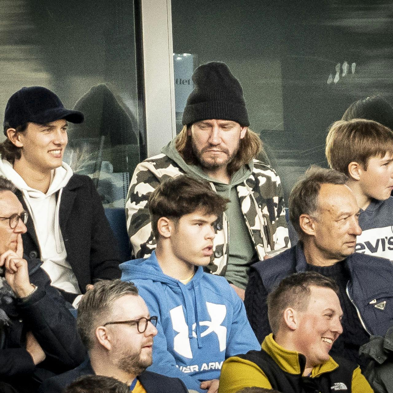 Nicklas Bendtner havde kongeligt selsskab på Brøndby Stadion, hvor han var til fodbold med grev Nikolai og prins Vincent.