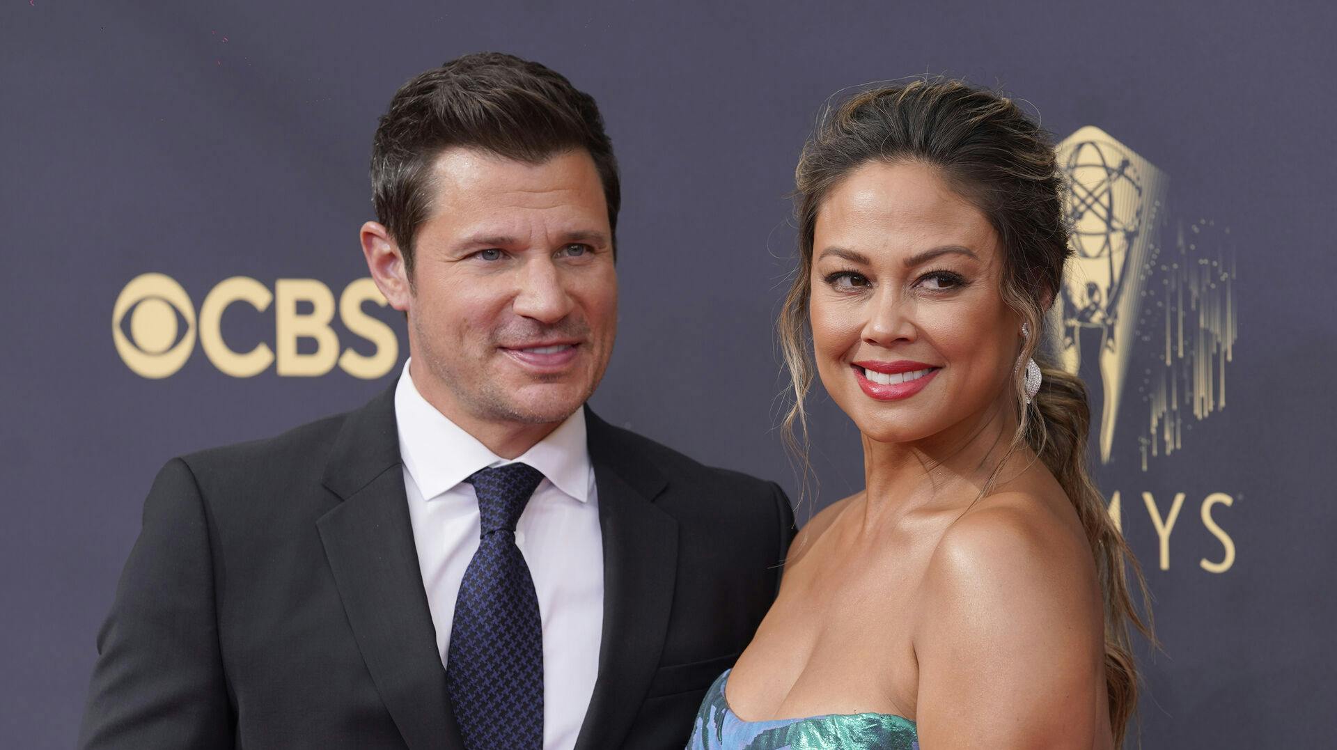 Vrede seere har lavet en underskriftsindsamling for at få Nick og Vanessa Lachey fyret som værter på "Love is Blind".