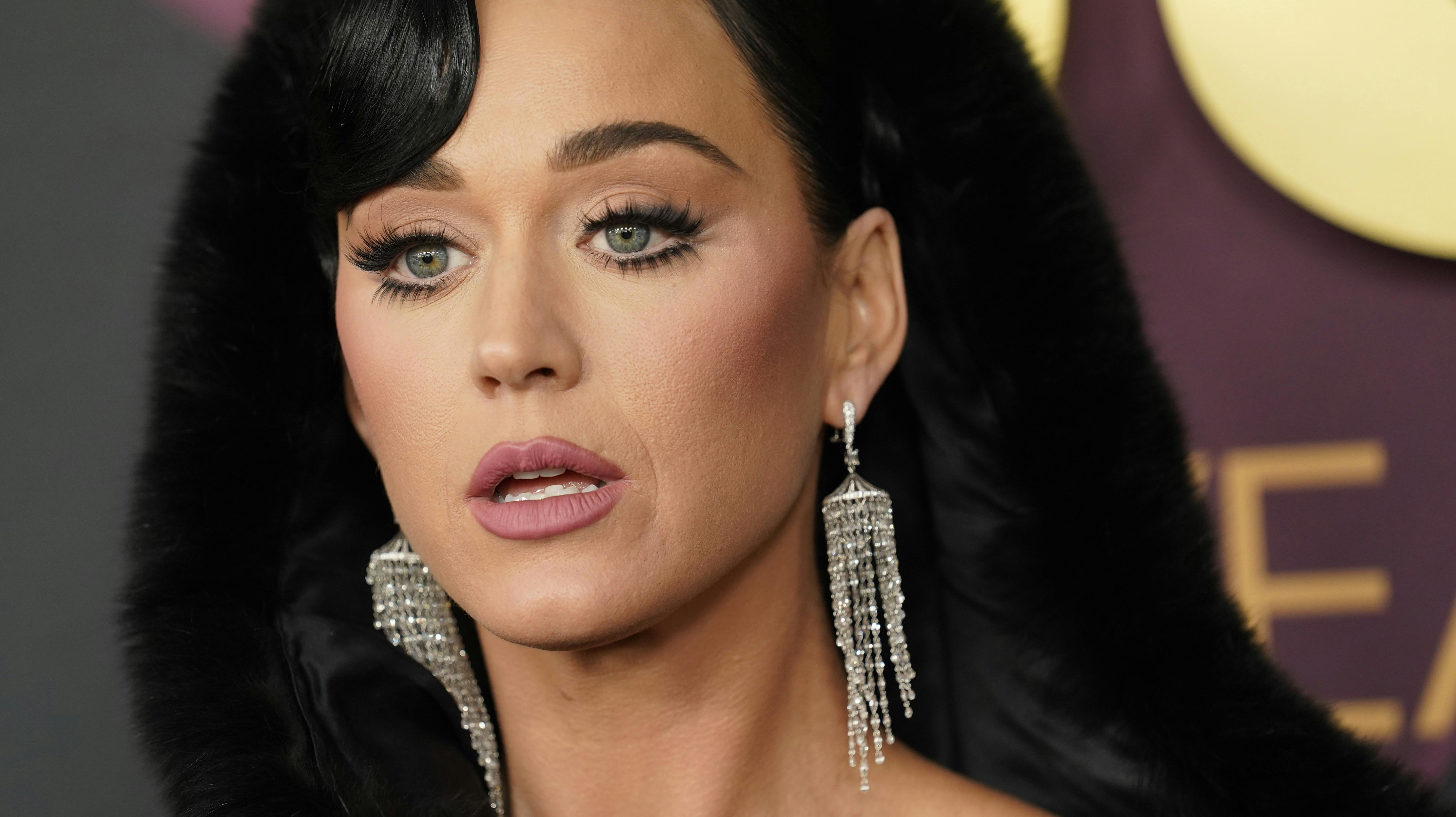 Publikum buede over Katy Perry under tv-optagelser.