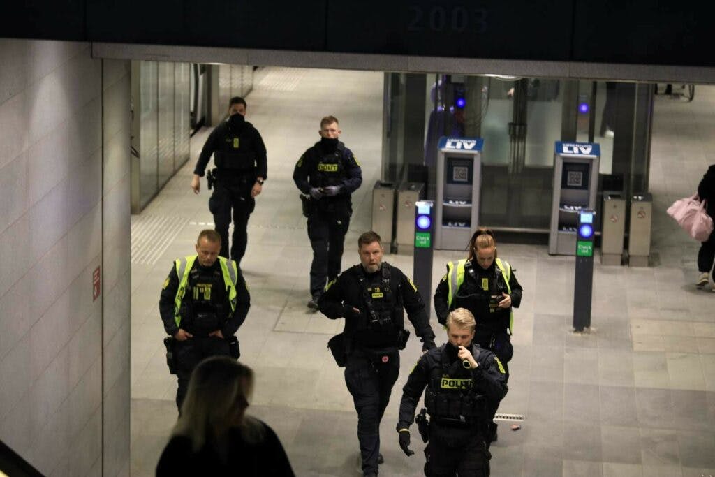 Politiet var mødt talstærkt op flere steder i København tirsdag aften.
