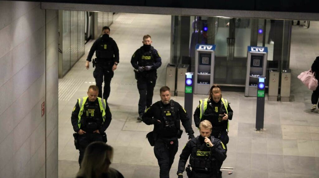 Politiet var mødt talstærkt op flere steder i København tirsdag aften.
